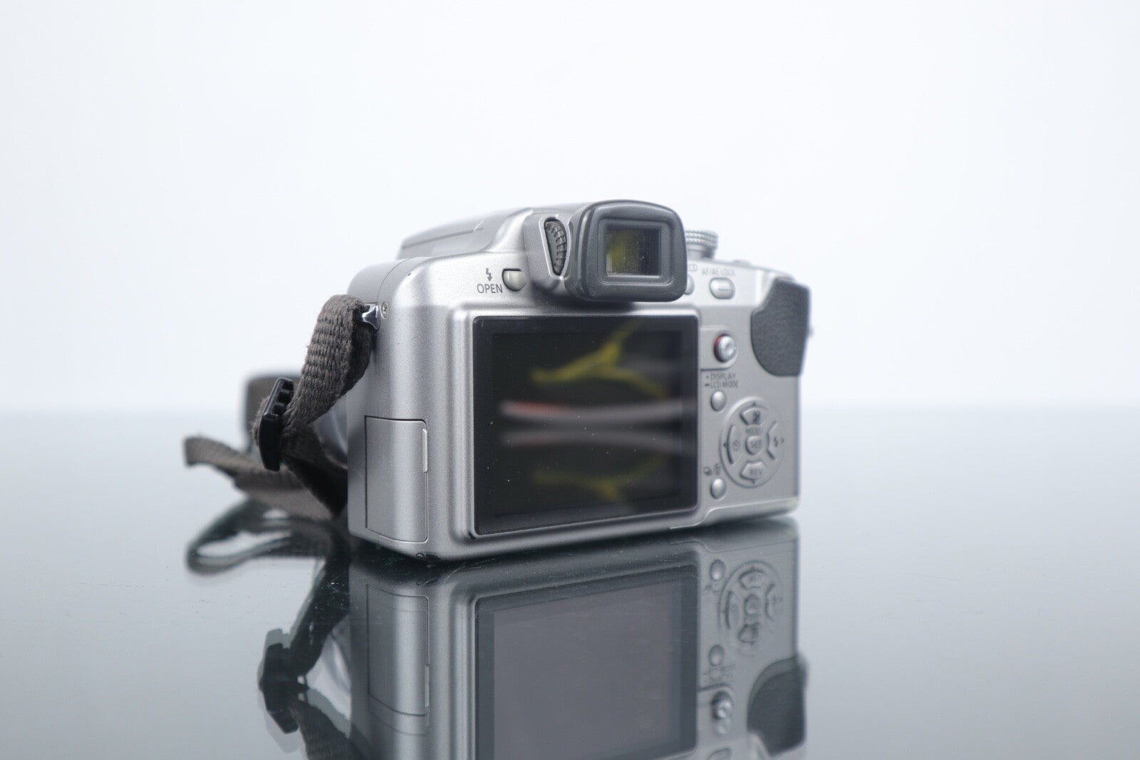 📷 Panasonic Lumix DMC - FZ8 | Digital Bridge Camera | 7.2MP | Silver - Dutch|Thrift