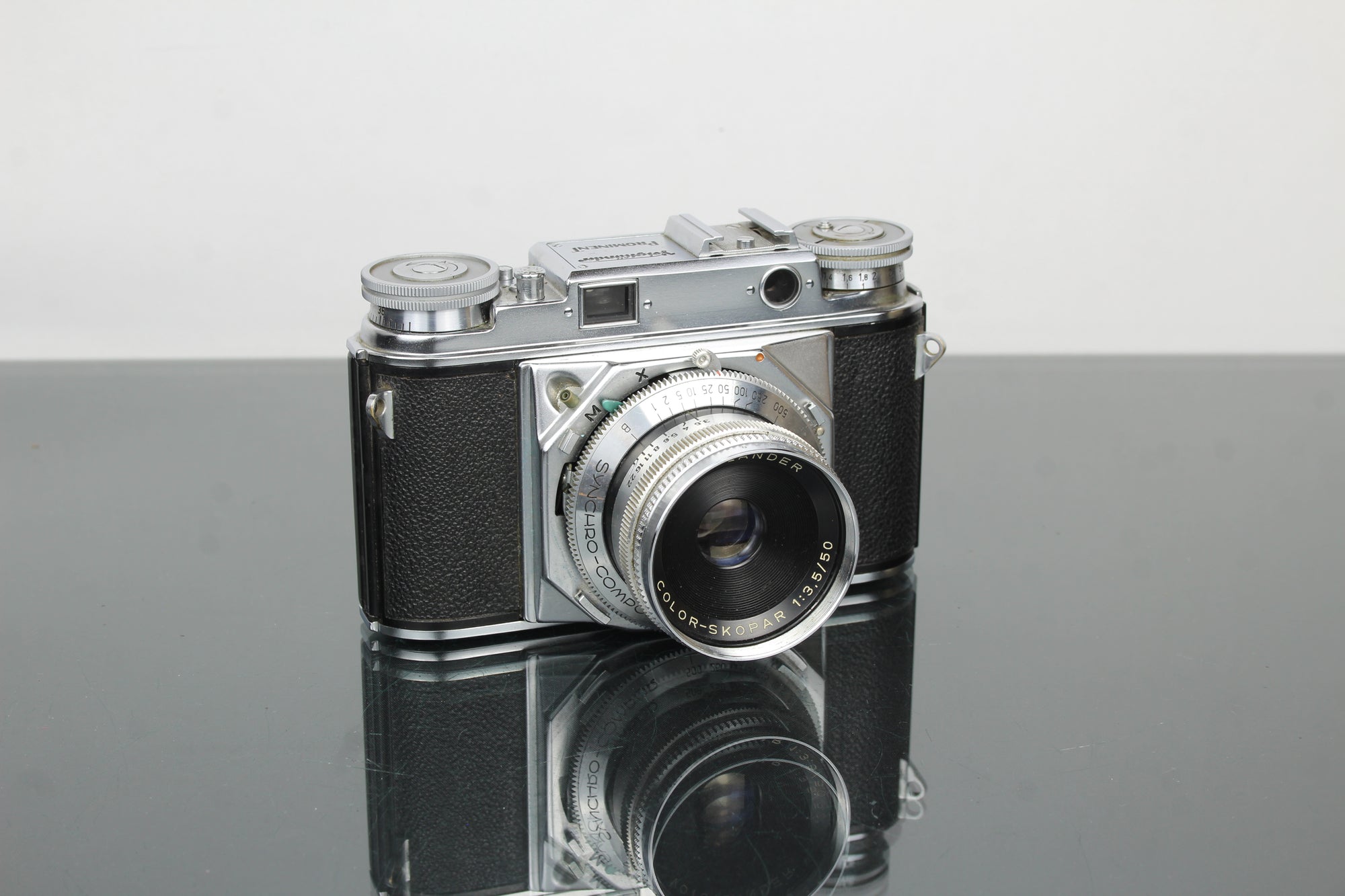Voigtländer Prominent + 50mm f/1.5 Nokton-lens