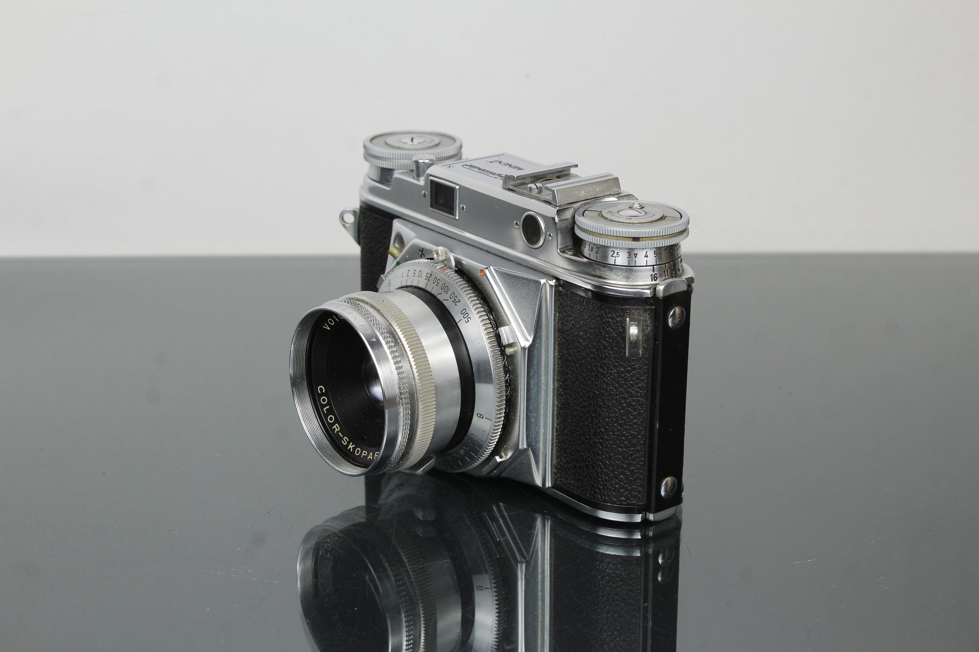 Voigtländer Prominent + 50mm f/1.5 Nokton-lens
