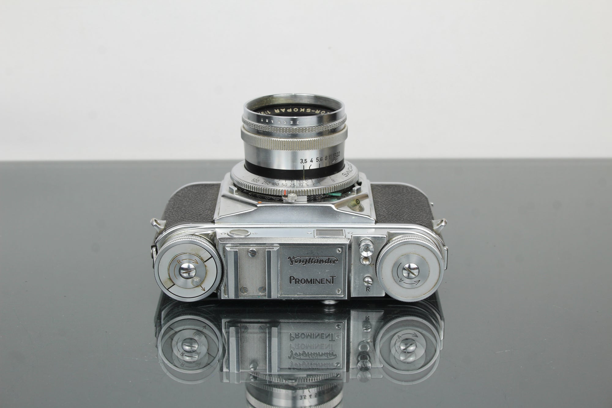 Voigtländer Prominent + 50mm f/1.5 Nokton-lens
