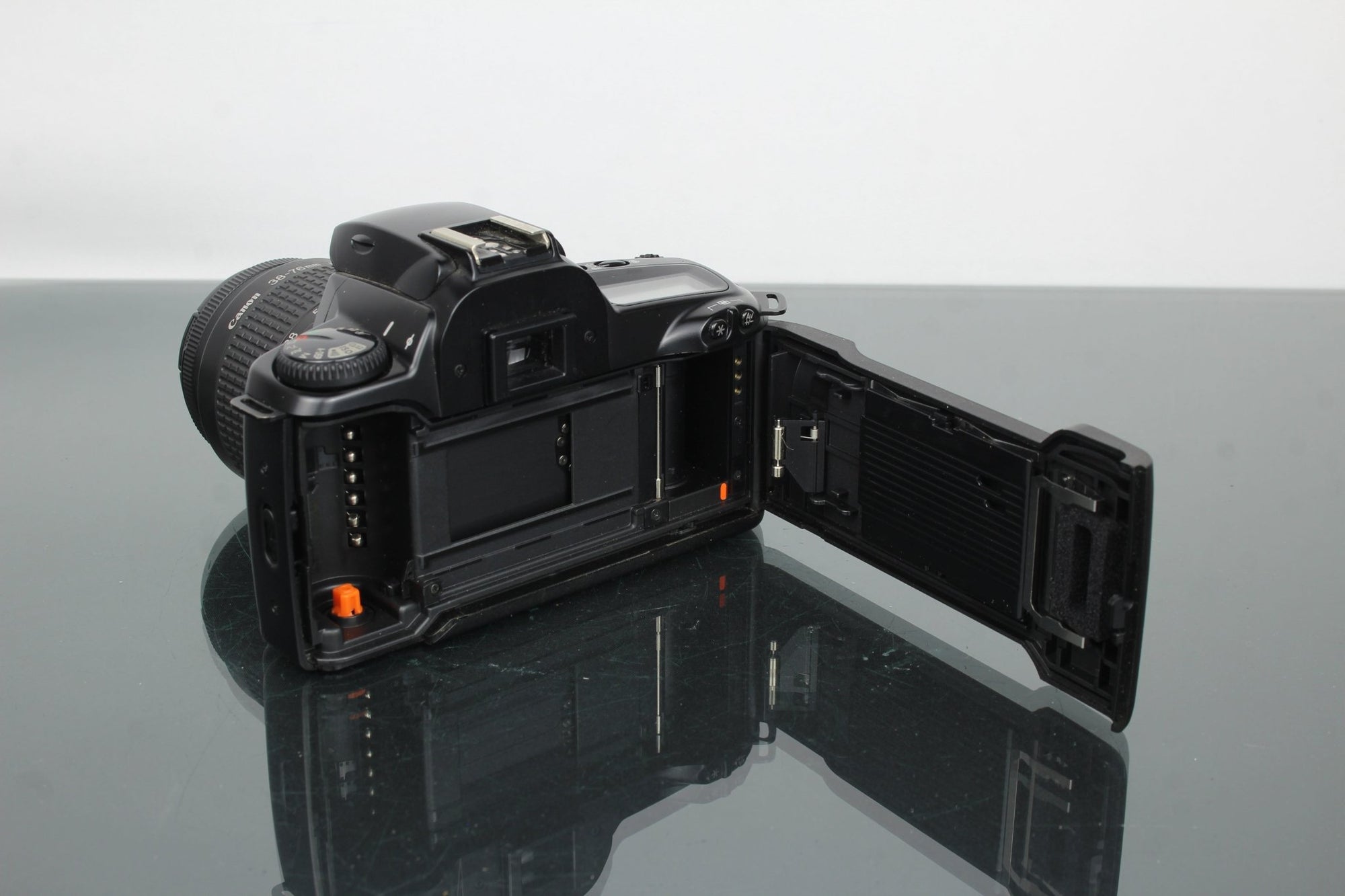 Canon EOS 3000 + EF 38 - 75mm 1:4.5 - 5.6 lens - Dutch|Thrift