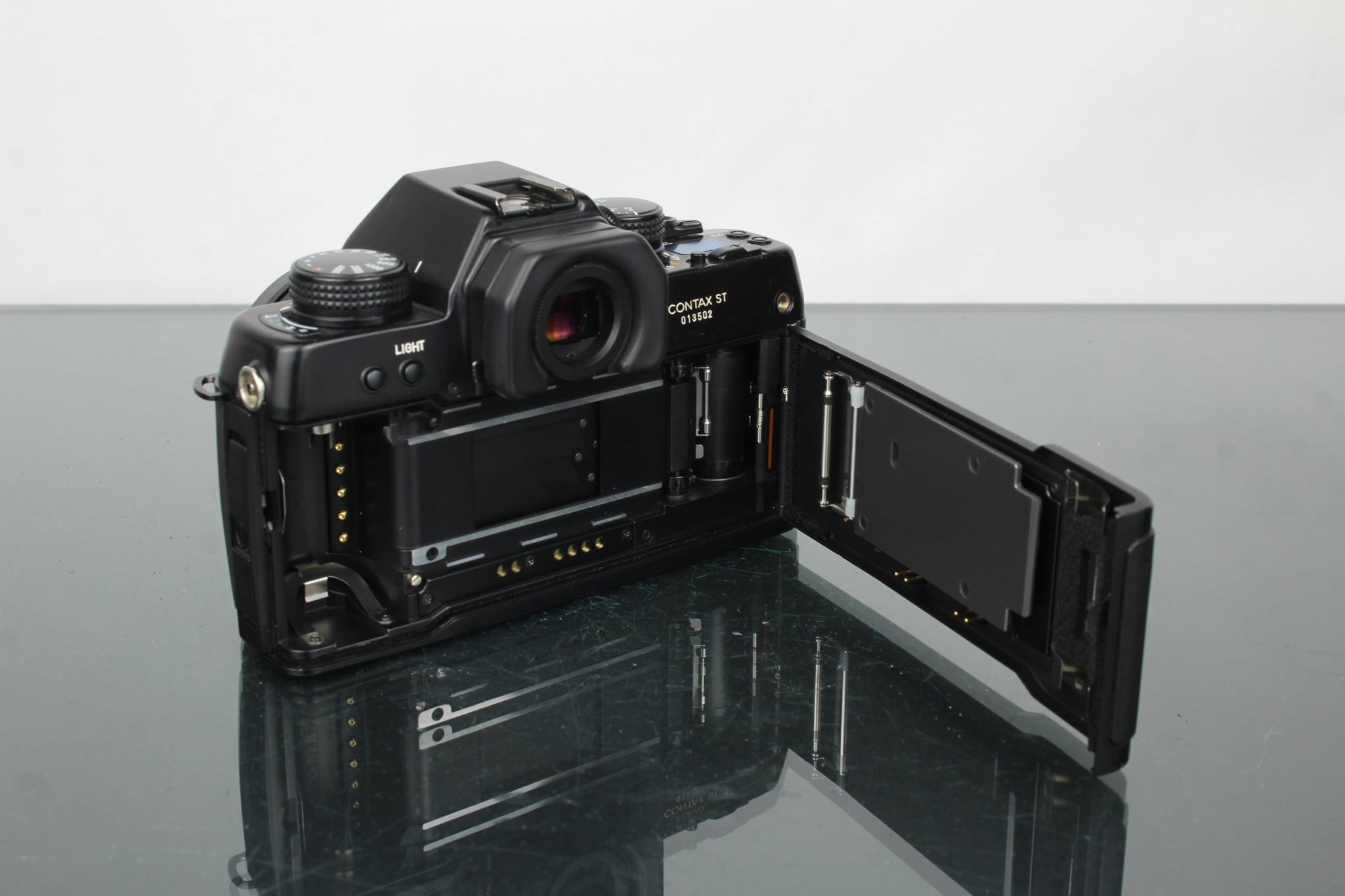 Contax ST + Carl Zeiss 1.4/50mm Lens - Dutch|Thrift