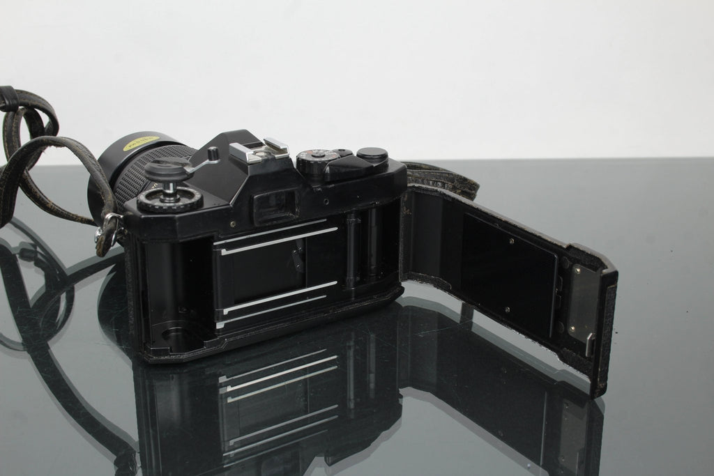 Cosina CT1 Super + 135mm 1:2.8 Vivitar lens - Dutch|Thrift