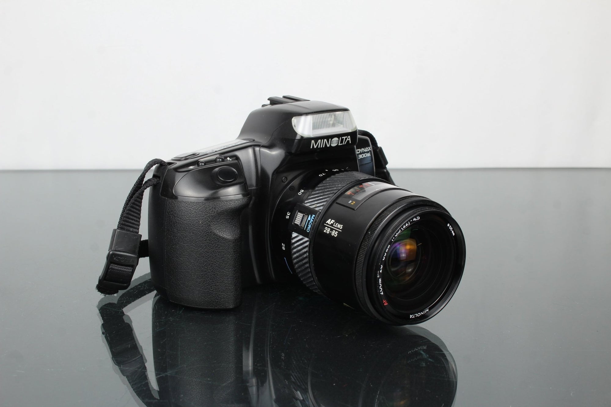 Minolta Dynax 300si + Minolta AF Zoom 28 - 85mm 1:3.5(22) - 4.5 - Dutch|Thrift