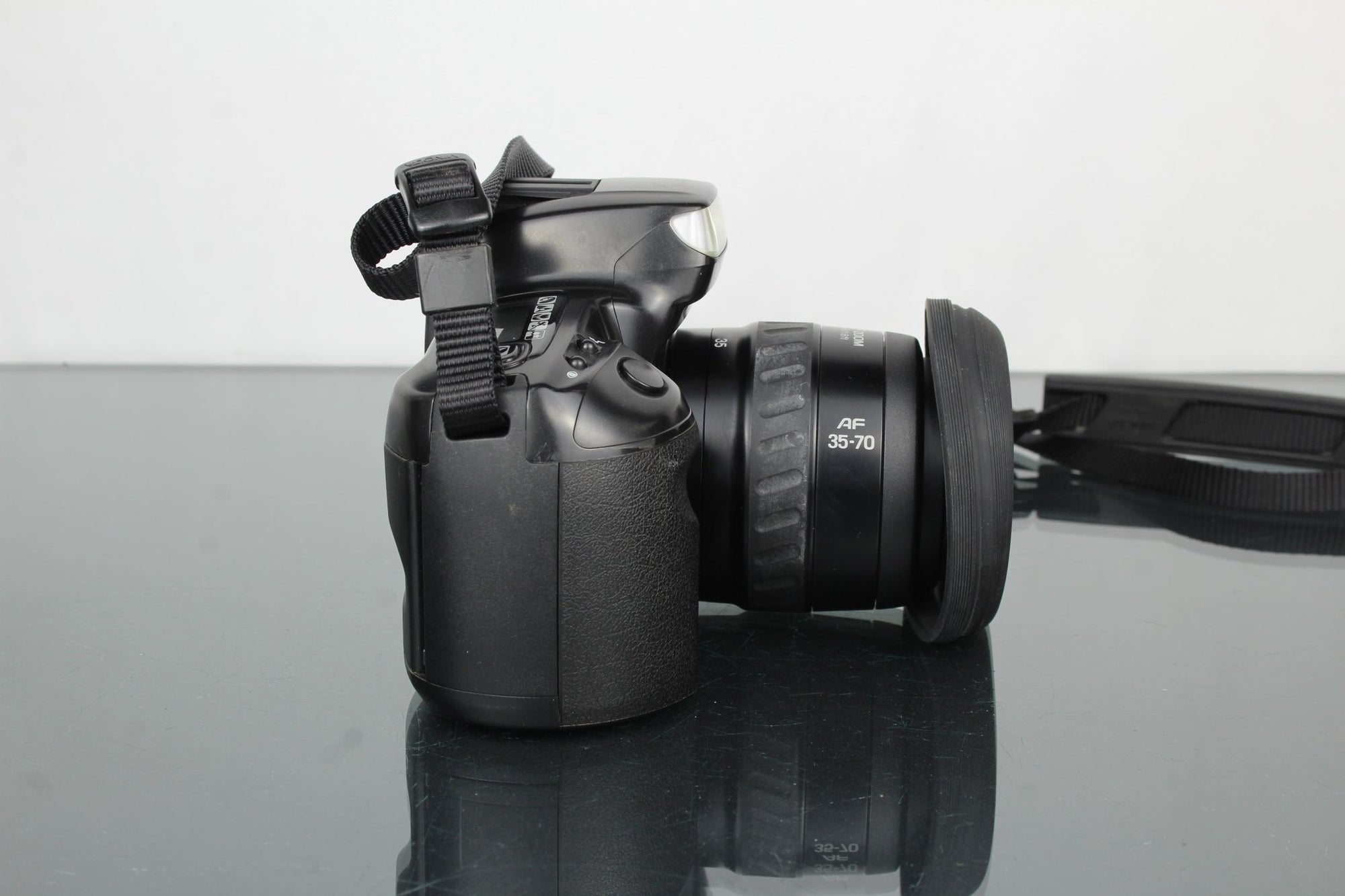 Minolta Dynax 300si + Minolta AF Zoom 35 - 70mm 1:3.5(22) - 4.5 - Dutch|Thrift