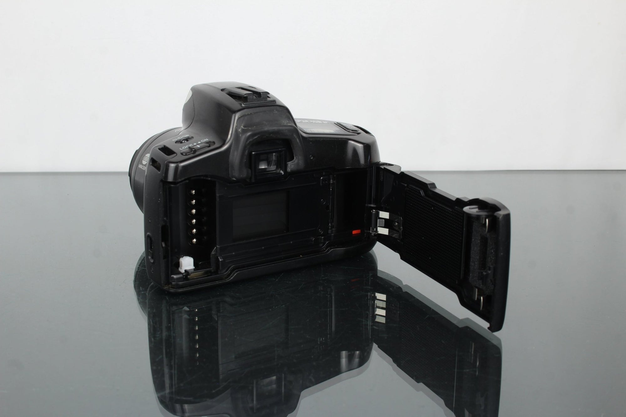 Minolta Dynax 300si + Minolta AF Zoom 35 - 70mm 1:3.5(22) - 4.5 - Dutch|Thrift