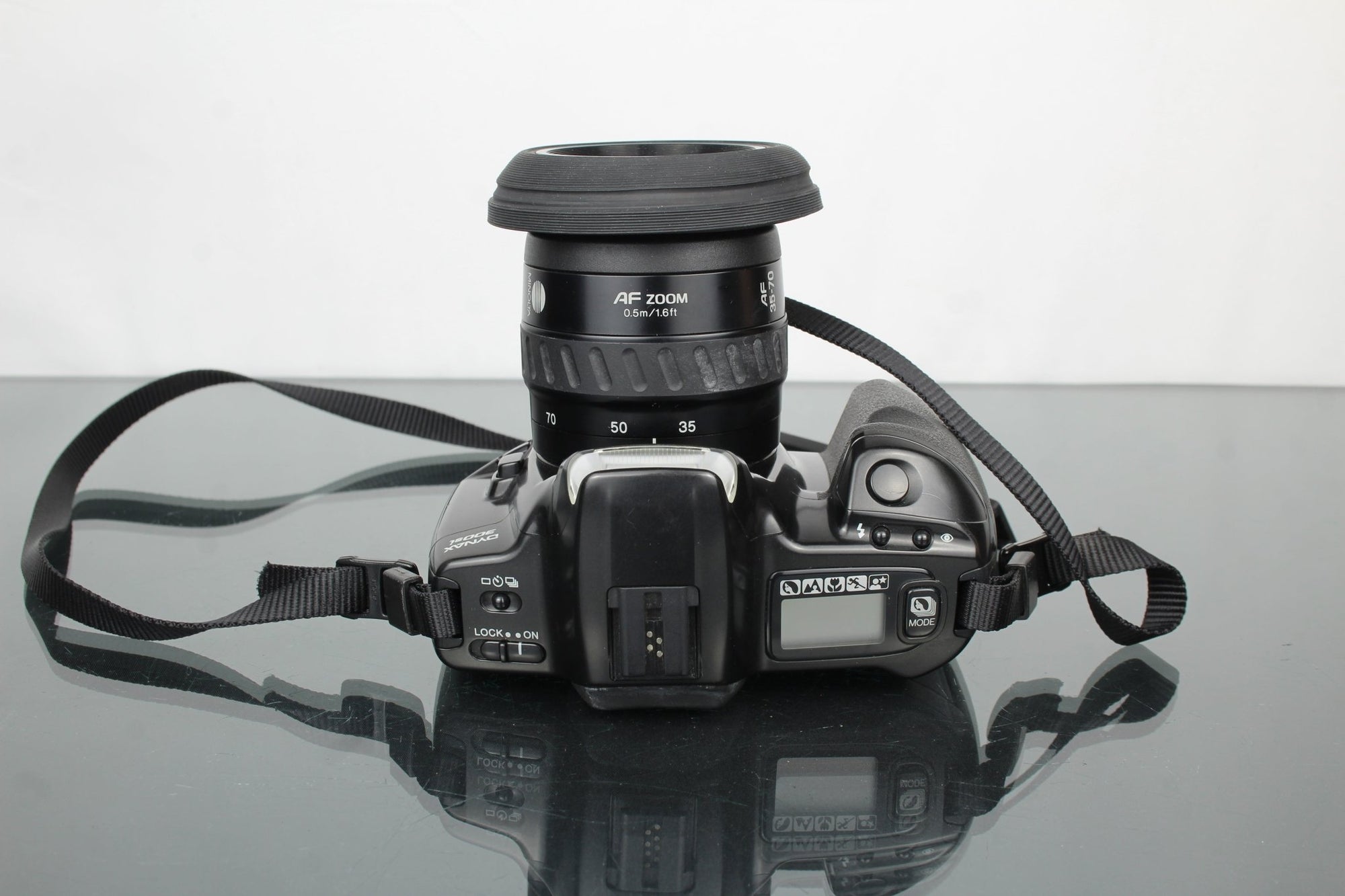 Minolta Dynax 300si + Minolta AF Zoom 35 - 70mm 1:3.5(22) - 4.5 - Dutch|Thrift