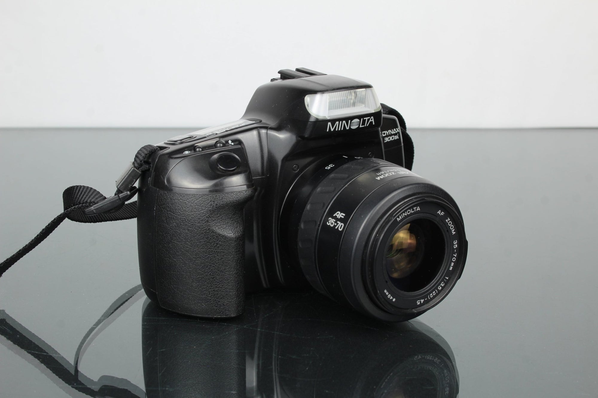 Minolta Dynax 300si + Minolta AF Zoom 35 - 70mm 1:3.5(22) - 4.5 - Dutch|Thrift