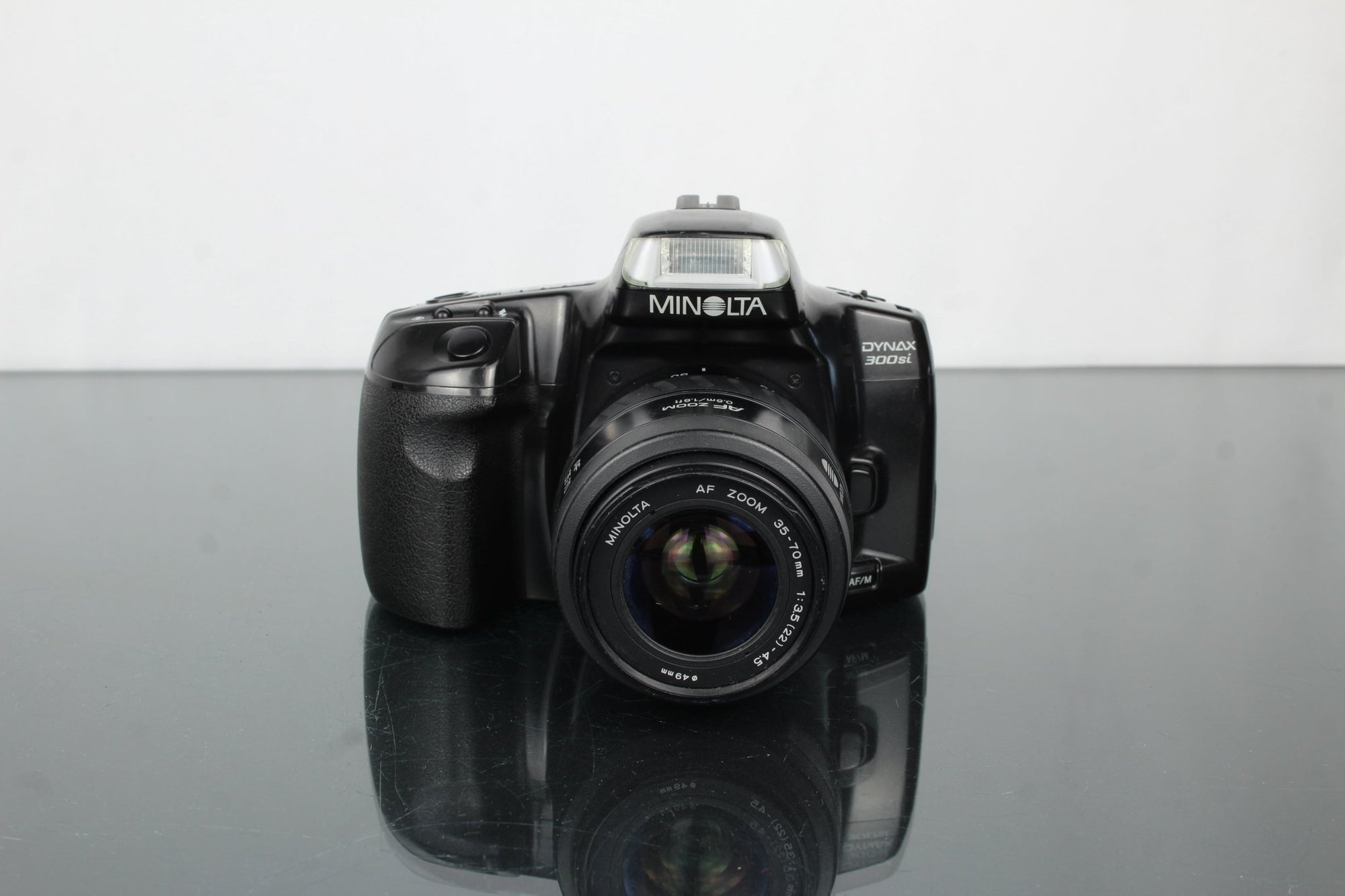 Minolta Dynax 300si + Minolta AF Zoom 35 - 70mm 1:3.5(22) - 4.5 - Dutch|Thrift