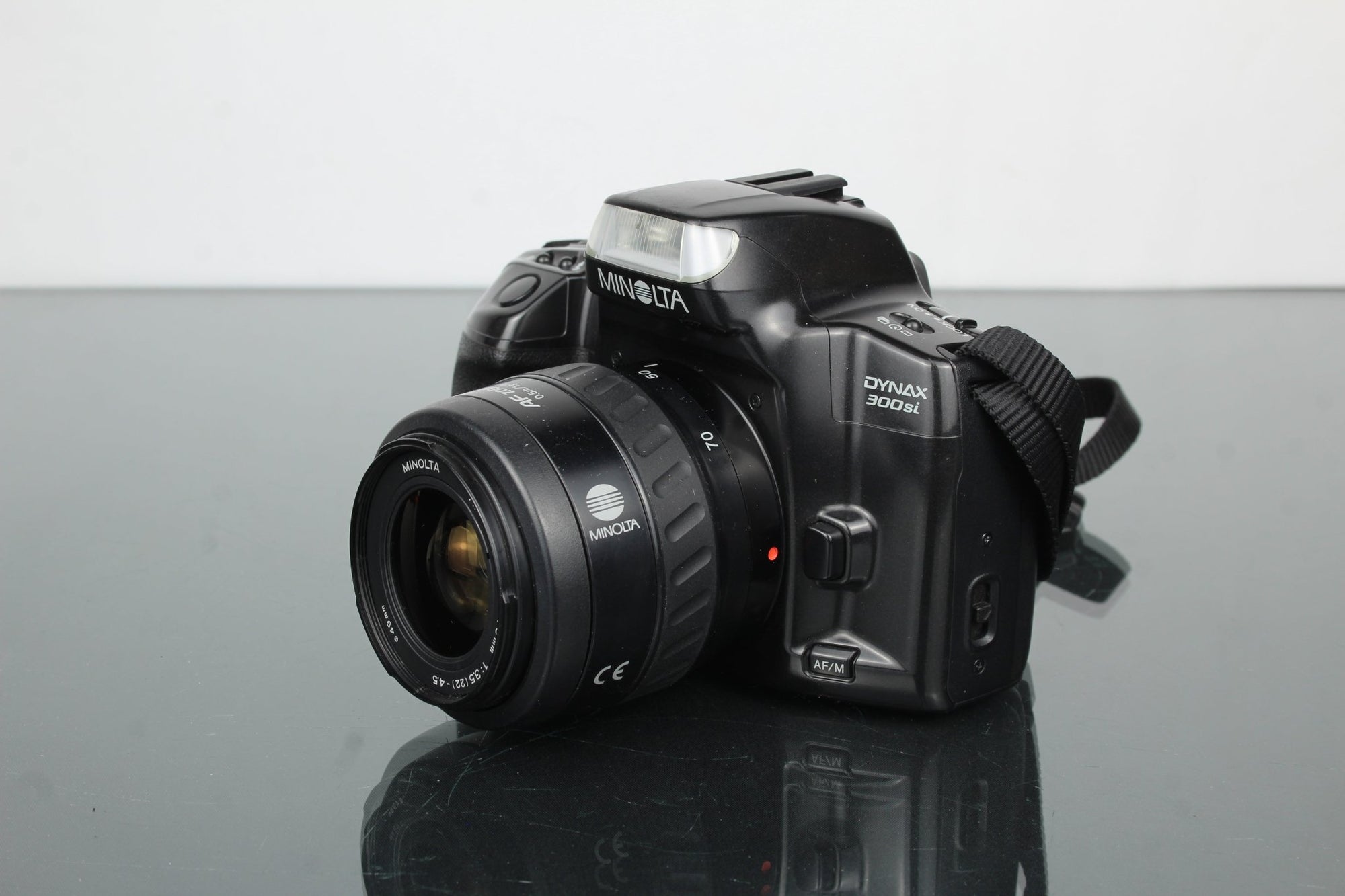 Minolta Dynax 300si + Minolta AF Zoom 35 - 70mm 1:3.5(22) - 4.5 - Dutch|Thrift