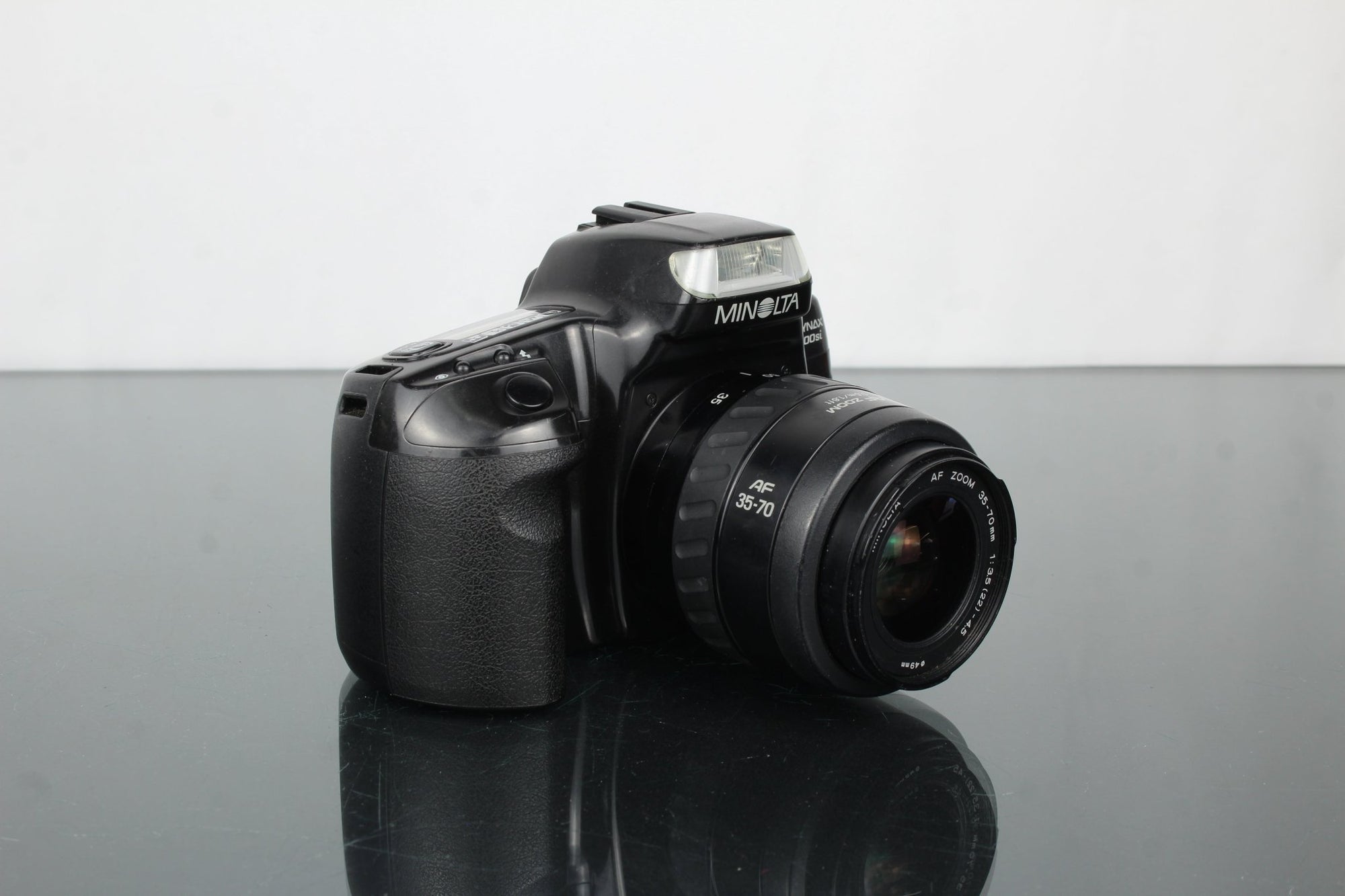 Minolta Dynax 300si + Minolta AF Zoom 35 - 70mm 1:3.5(22) - 4.5 - Dutch|Thrift