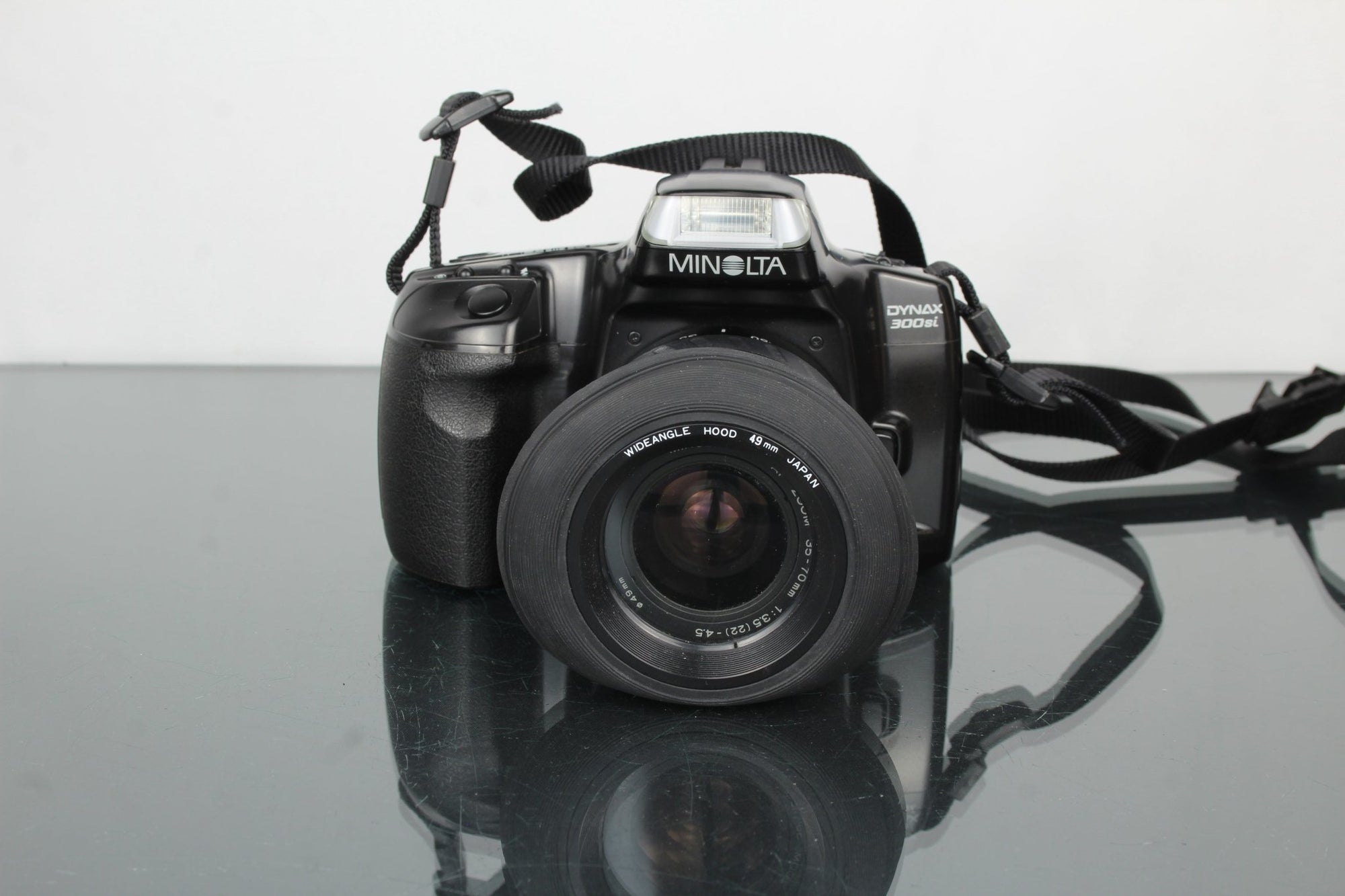 Minolta Dynax 300si + Minolta AF Zoom 35 - 70mm 1:3.5(22) - 4.5 - Dutch|Thrift