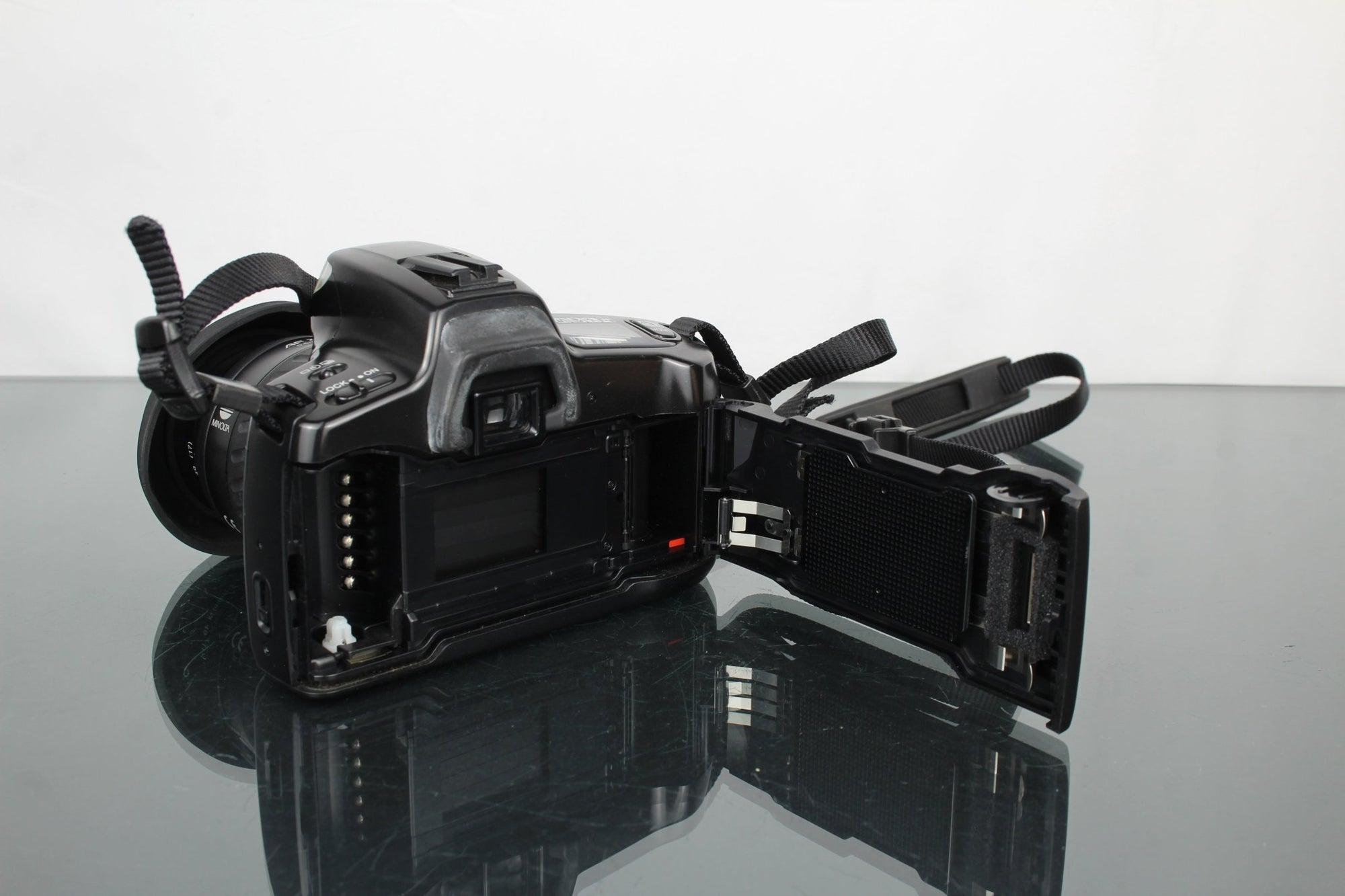 Minolta Dynax 300si + Minolta AF Zoom 35 - 70mm 1:3.5(22) - 4.5 - Dutch|Thrift