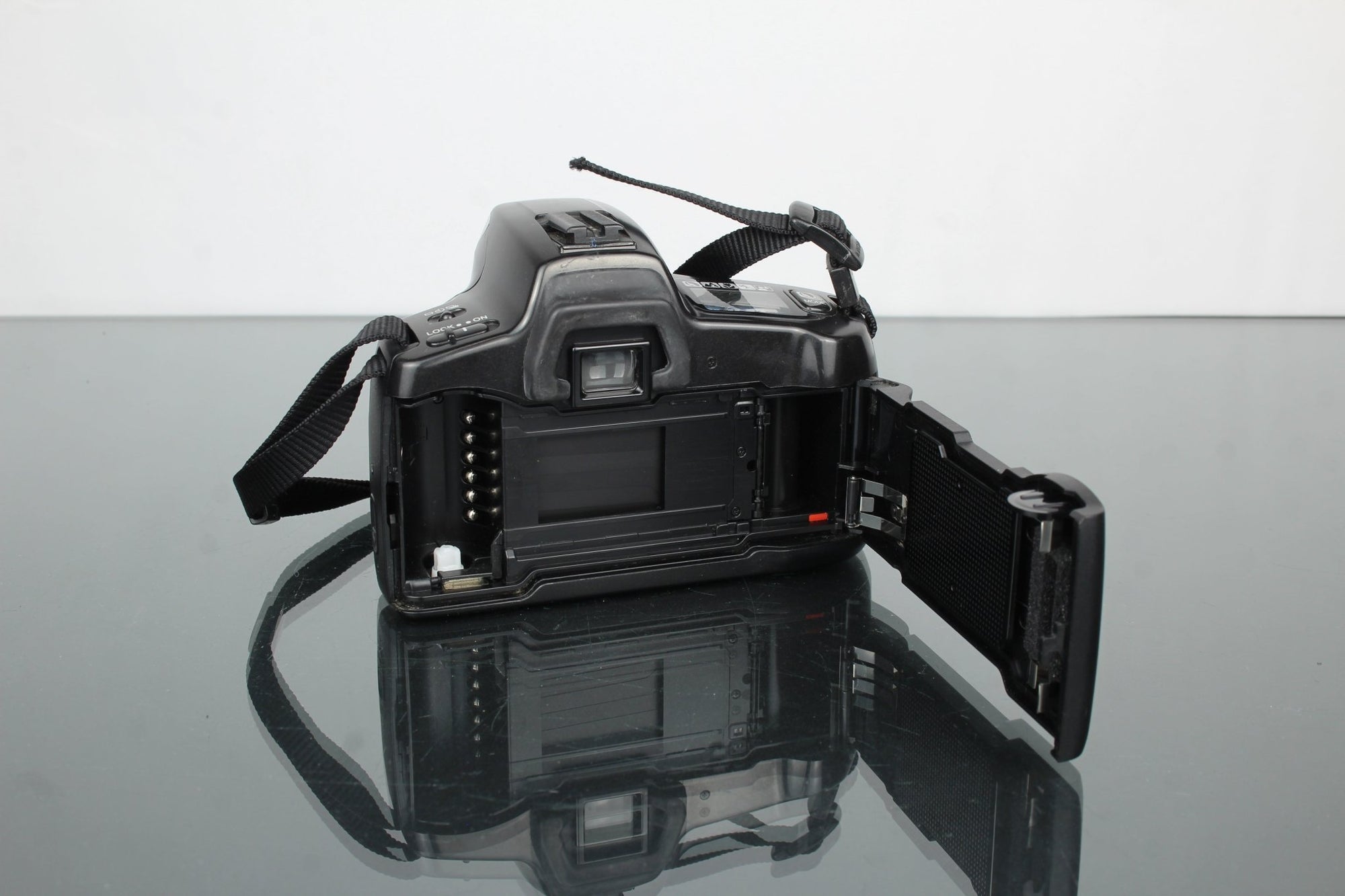 Minolta Dynax 300si + Minolta AF Zoom 35 - 70mm 1:3.5(22) - 4.5 - Dutch|Thrift