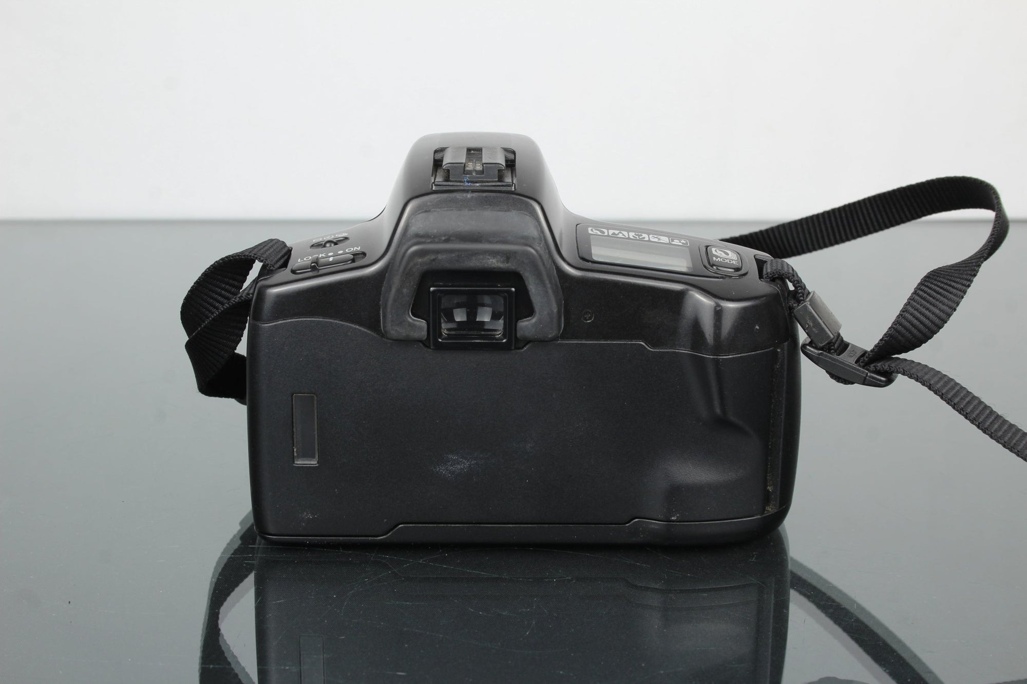 Minolta Dynax 300si + Minolta AF Zoom 35 - 70mm 1:3.5(22) - 4.5 - Dutch|Thrift