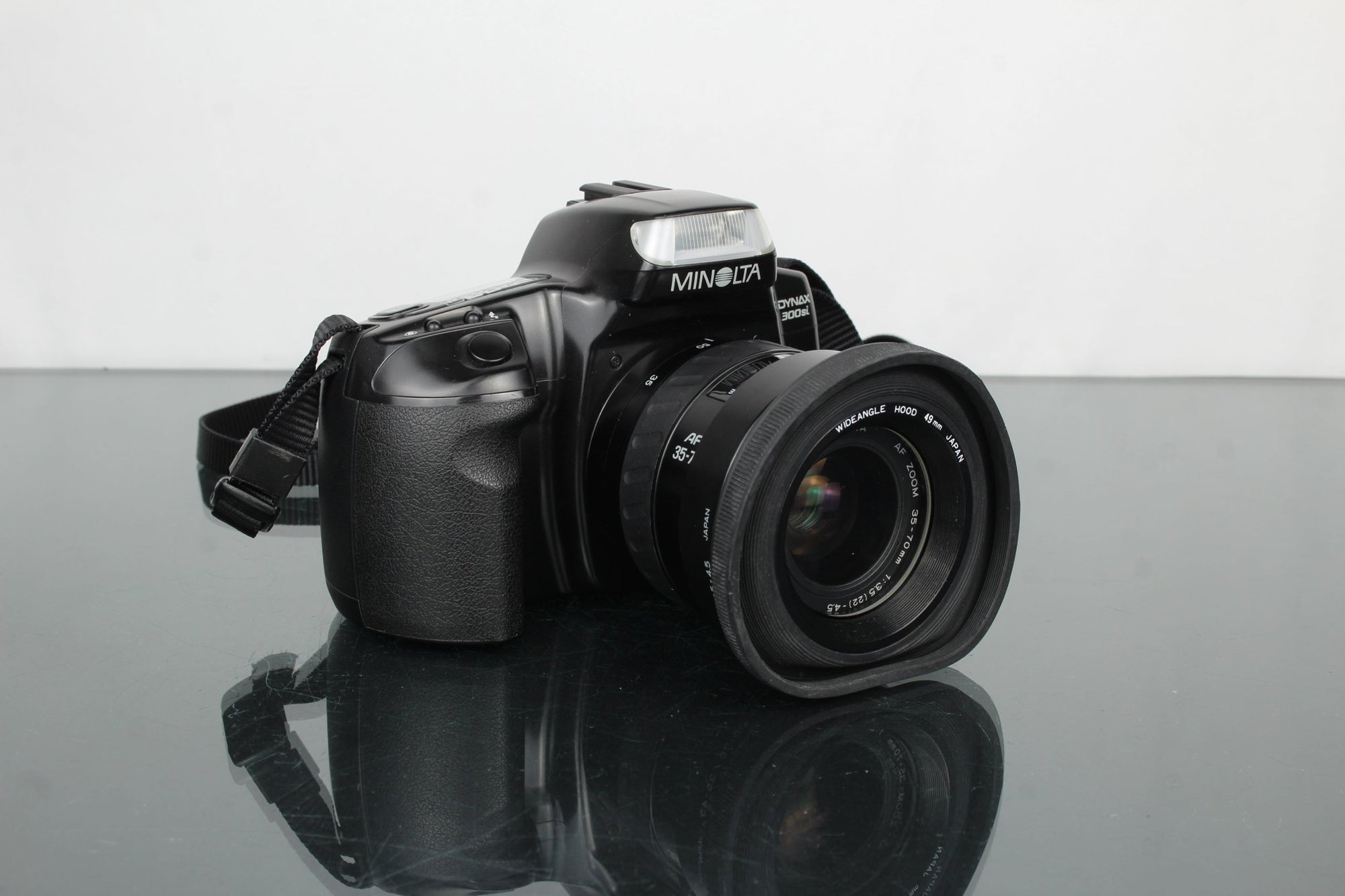 Minolta Dynax 300si + Minolta AF Zoom 35 - 70mm 1:3.5(22) - 4.5 lens - Dutch|Thrift