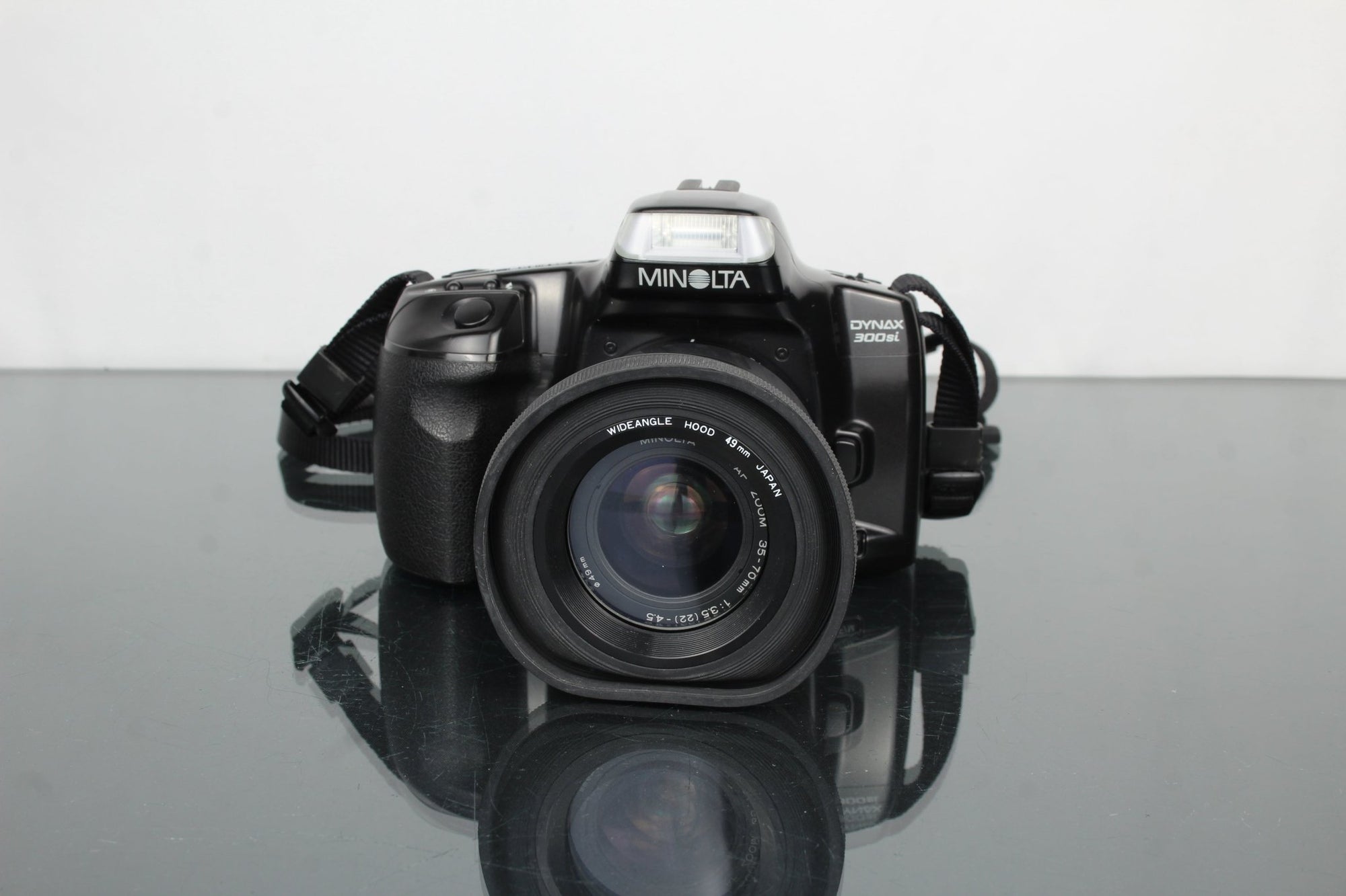 Minolta Dynax 300si + Minolta AF Zoom 35 - 70mm 1:3.5(22) - 4.5 lens - Dutch|Thrift