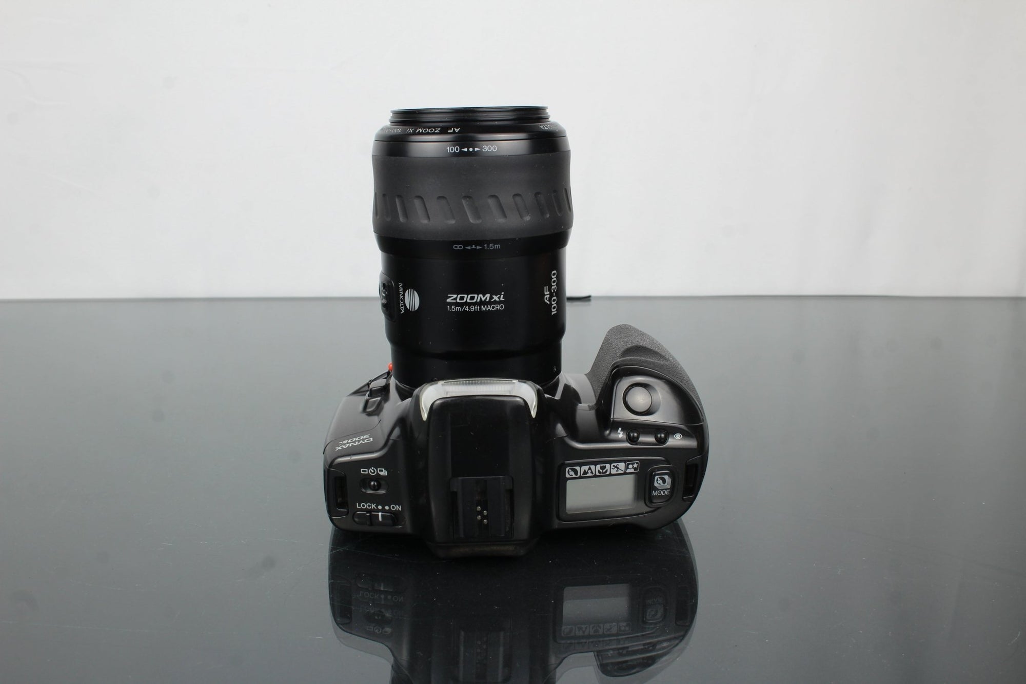 Minolta Dynax 300si + Minolta AF Zoom Xi 100 - 300mm 1:4.5(32) - 5.6 - Dutch|Thrift