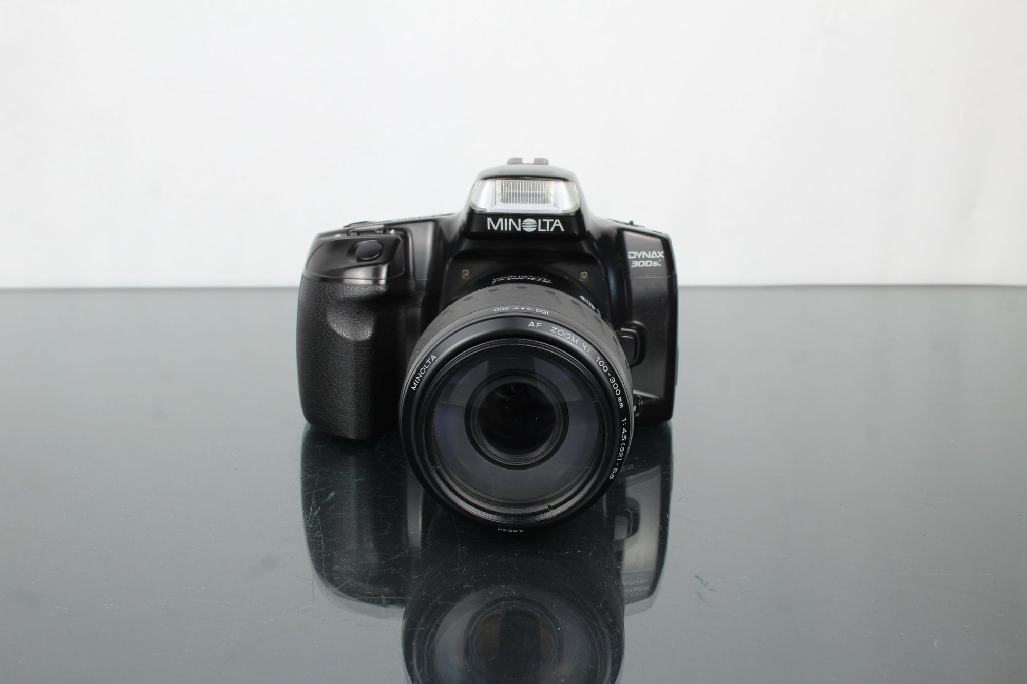 Minolta Dynax 300si + Minolta AF Zoom Xi 100 - 300mm 1:4.5(32) - 5.6 - Dutch|Thrift