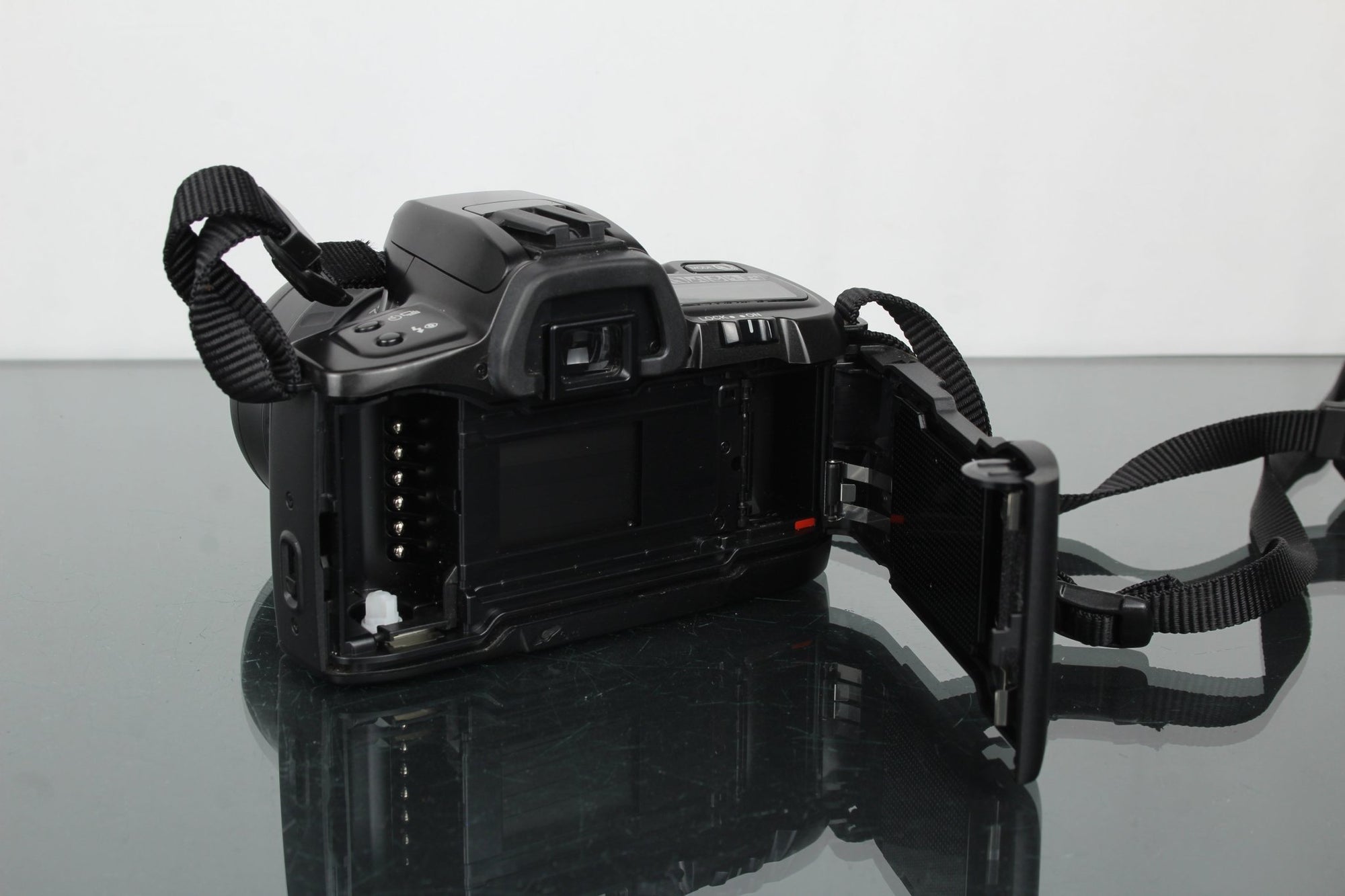 Minolta Dynax 303si + Minolta AF Zoom 35 - 70mm 1:3.5(22) - 4.5 - Dutch|Thrift