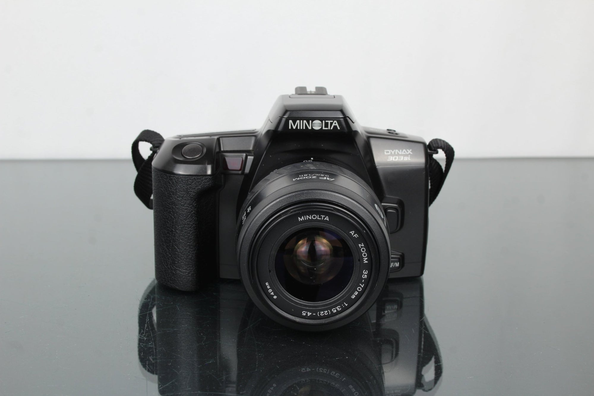 Minolta Dynax 303si + Minolta AF Zoom 35 - 70mm 1:3.5(22) - 4.5 - Dutch|Thrift