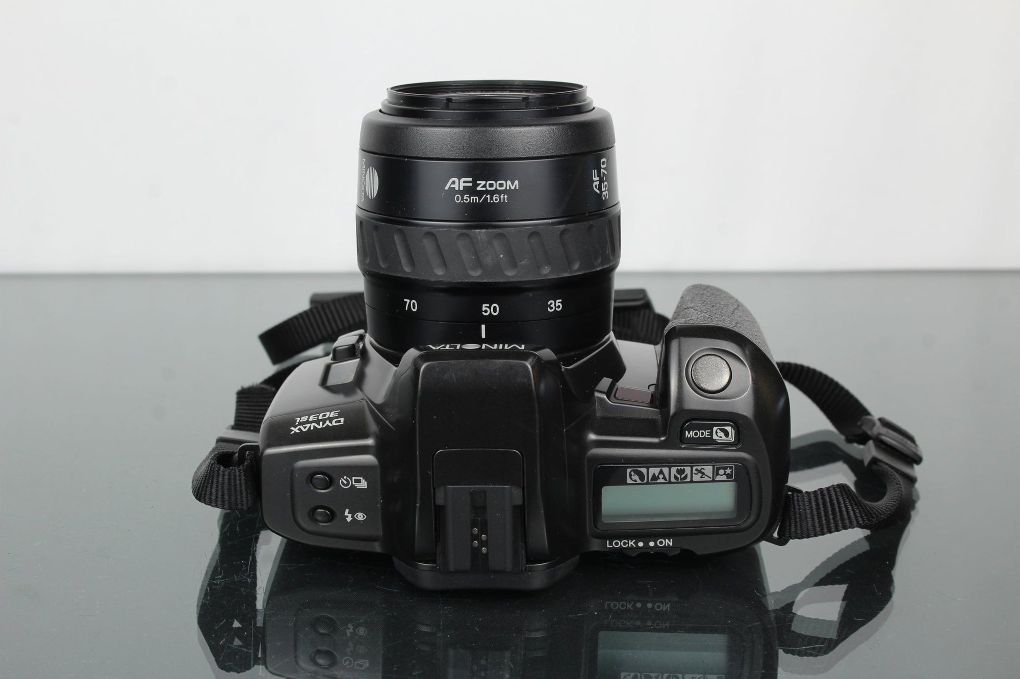 Minolta Dynax 303si + Minolta AF Zoom 35 - 70mm 1:3.5(22) - 4.5 - Dutch|Thrift