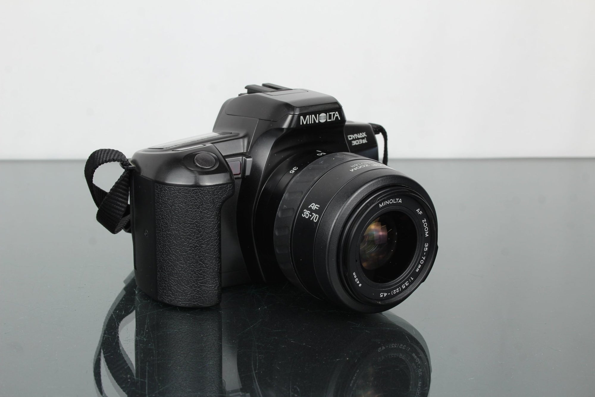 Minolta Dynax 303si + Minolta AF Zoom 35 - 70mm 1:3.5(22) - 4.5 - Dutch|Thrift