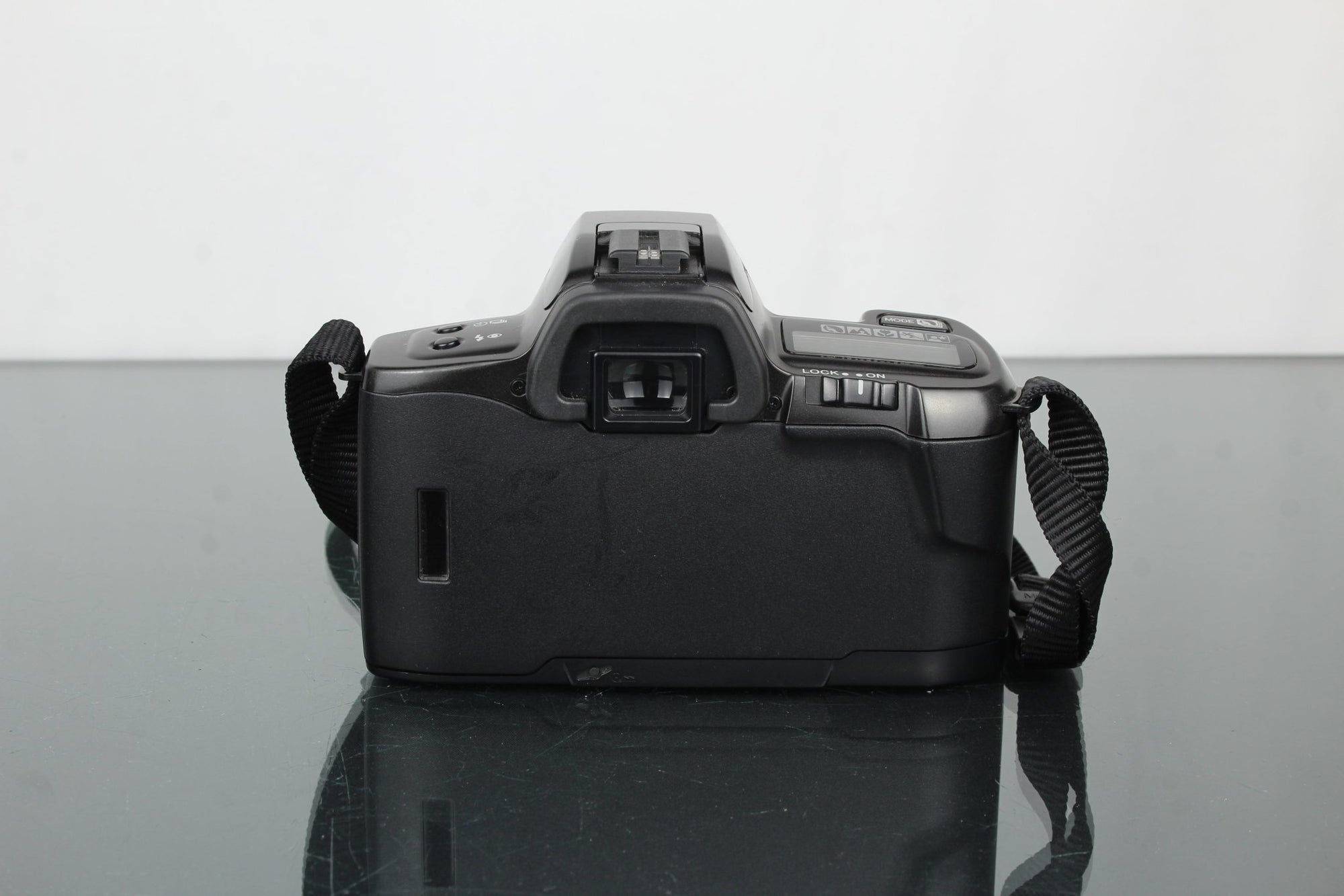 Minolta Dynax 303si + Minolta AF Zoom 35 - 70mm 1:3.5(22) - 4.5 - Dutch|Thrift