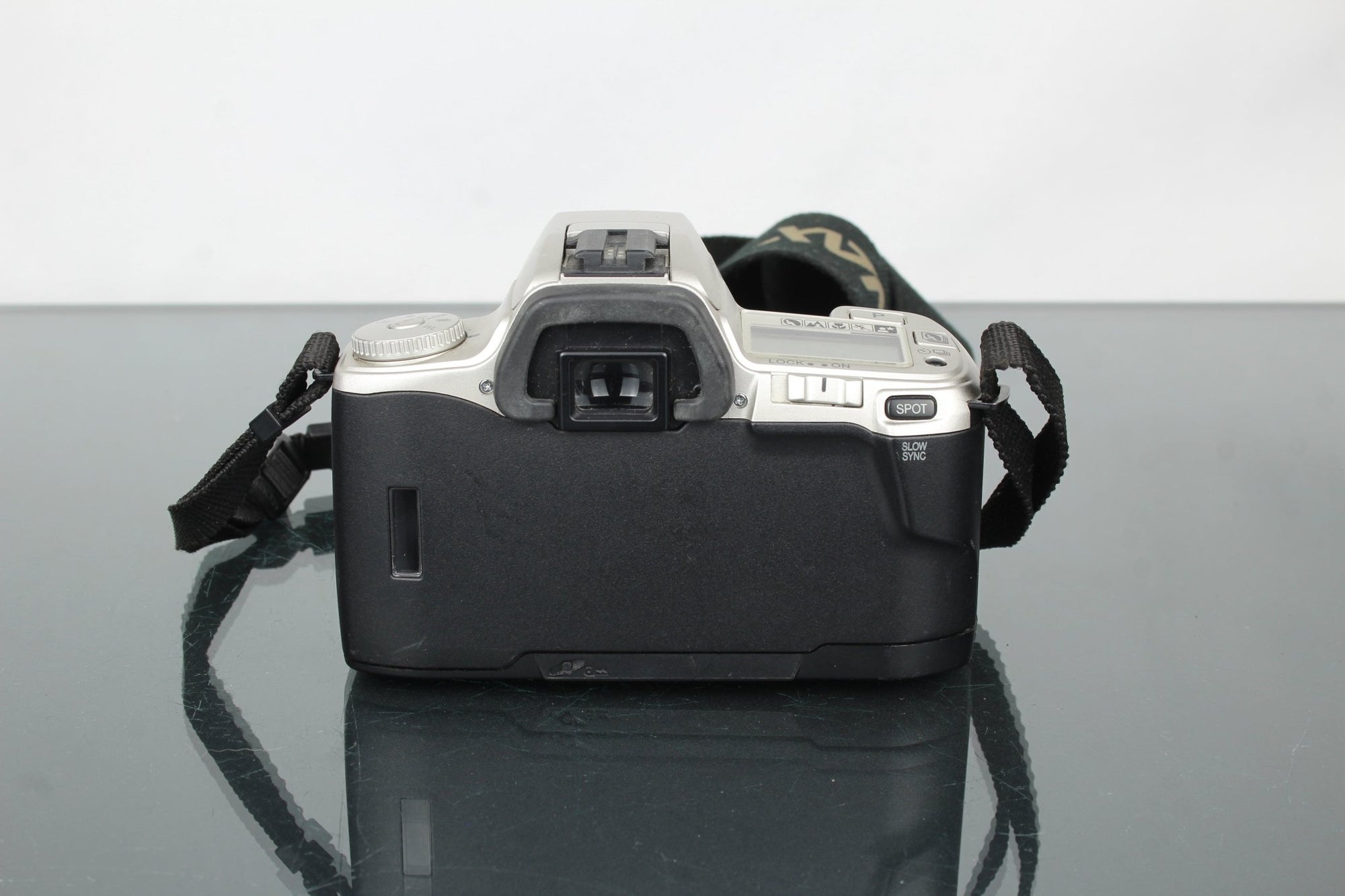 Minolta Dynax 404si + Minolta 28 - 80mm 1:3.5 - 5.6 lens - Dutch|Thrift