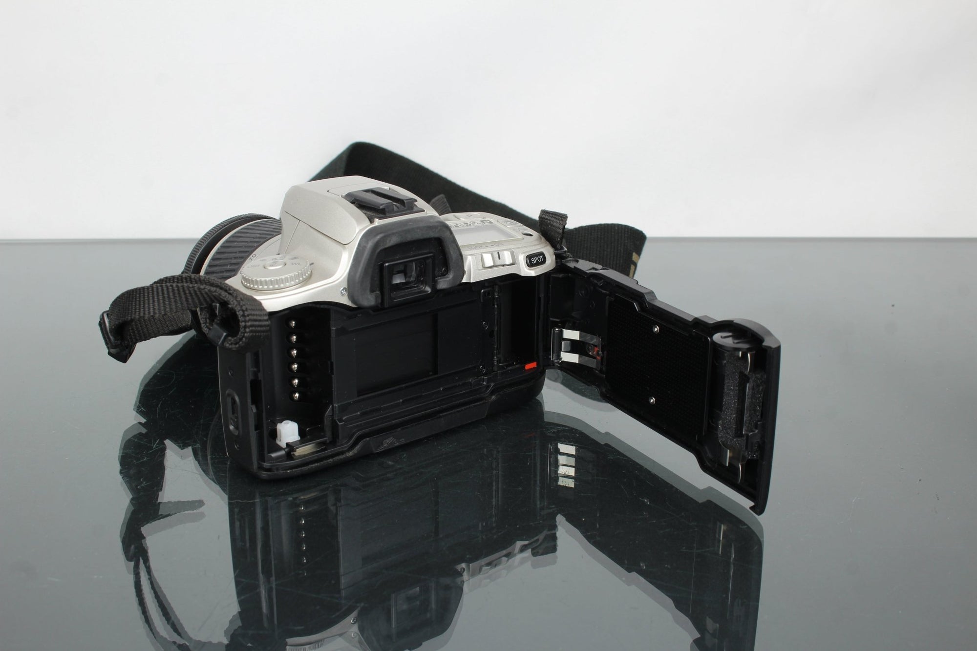 Minolta Dynax 404si + Minolta 28 - 80mm 1:3.5 - 5.6 lens - Dutch|Thrift