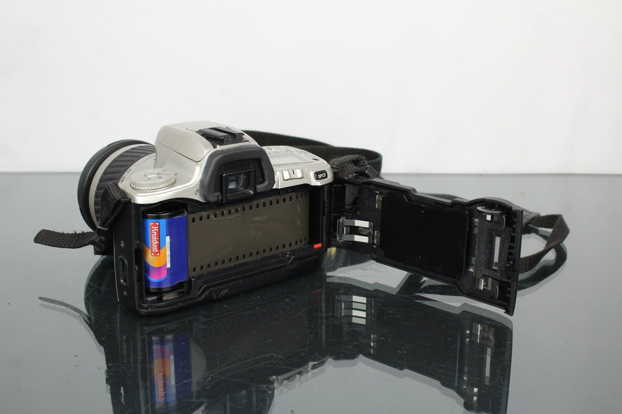 Minolta Dynax 404si + Minolta AF Zoom 28 - 80mm 1:3.5(22) - 5.6 - Dutch|Thrift