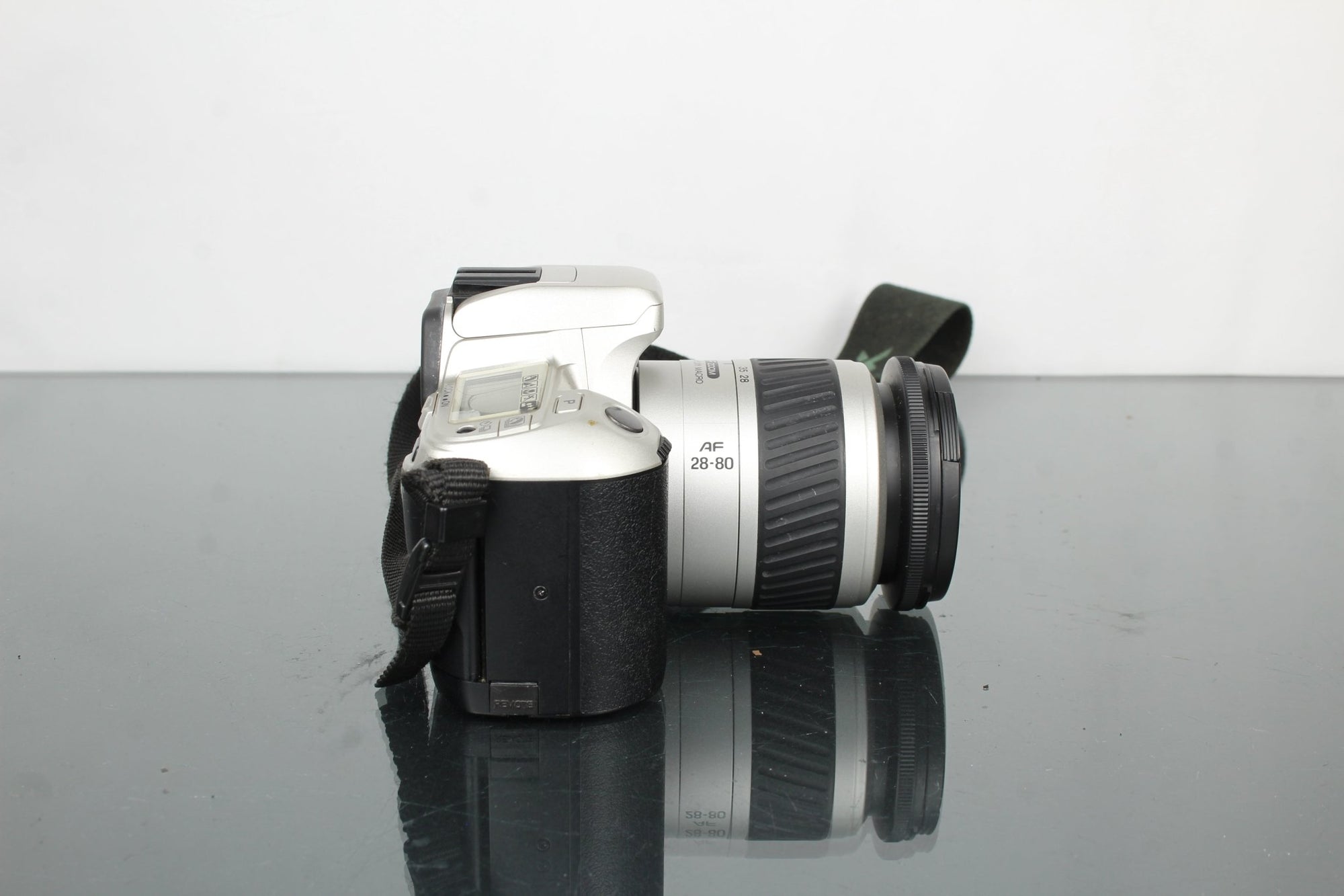 Minolta Dynax 404si + Minolta AF Zoom 28 - 80mm 1:3.5(22) - 5.6 - Dutch|Thrift