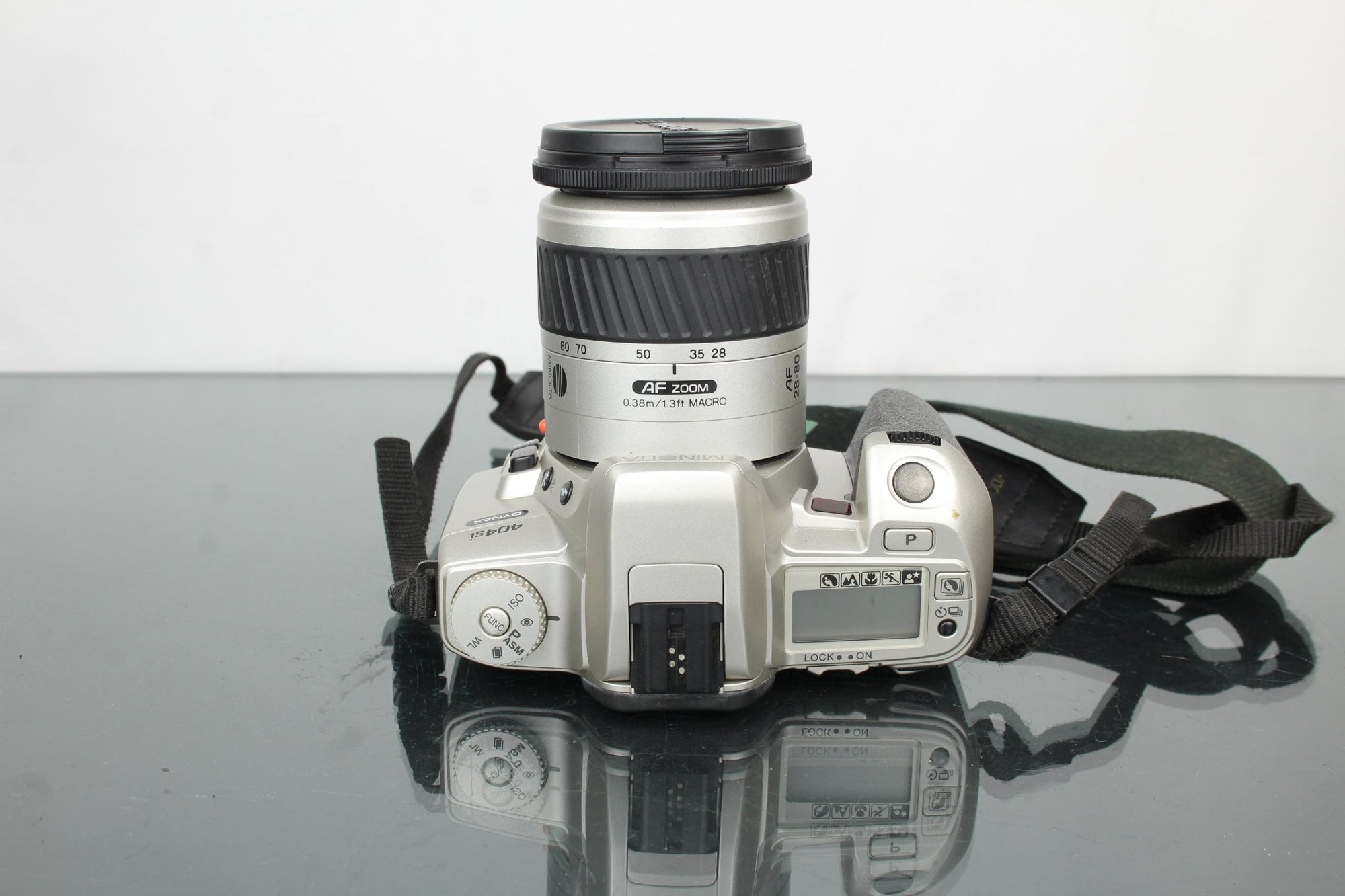 Minolta Dynax 404si + Minolta AF Zoom 28 - 80mm 1:3.5(22) - 5.6 - Dutch|Thrift