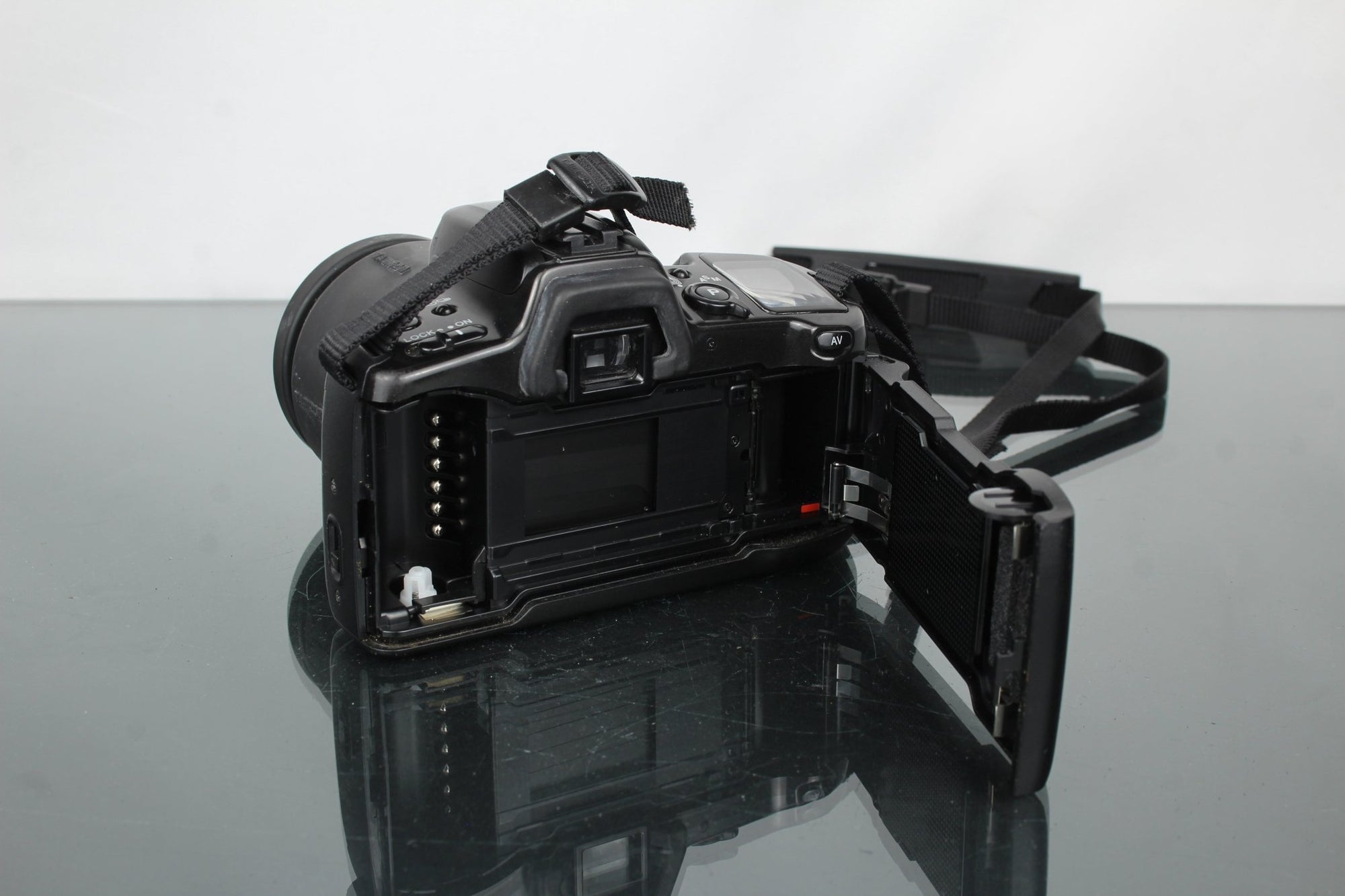 Minolta Dynax 500si + Tamron 28 - 80mm 1:3.5 - 5.6 lens - Dutch|Thrift