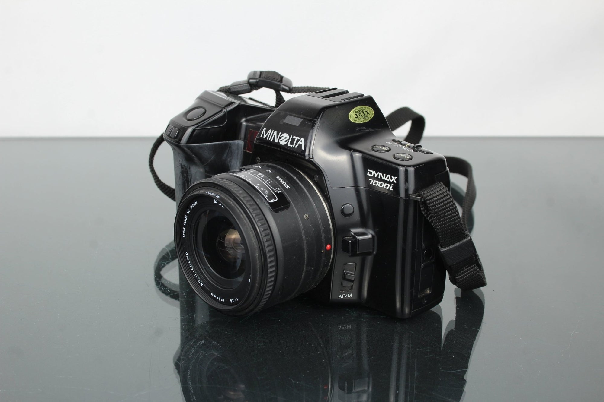 Minolta Dynax 7000i + Sigma 1:2.8 24mm lens - Dutch|Thrift