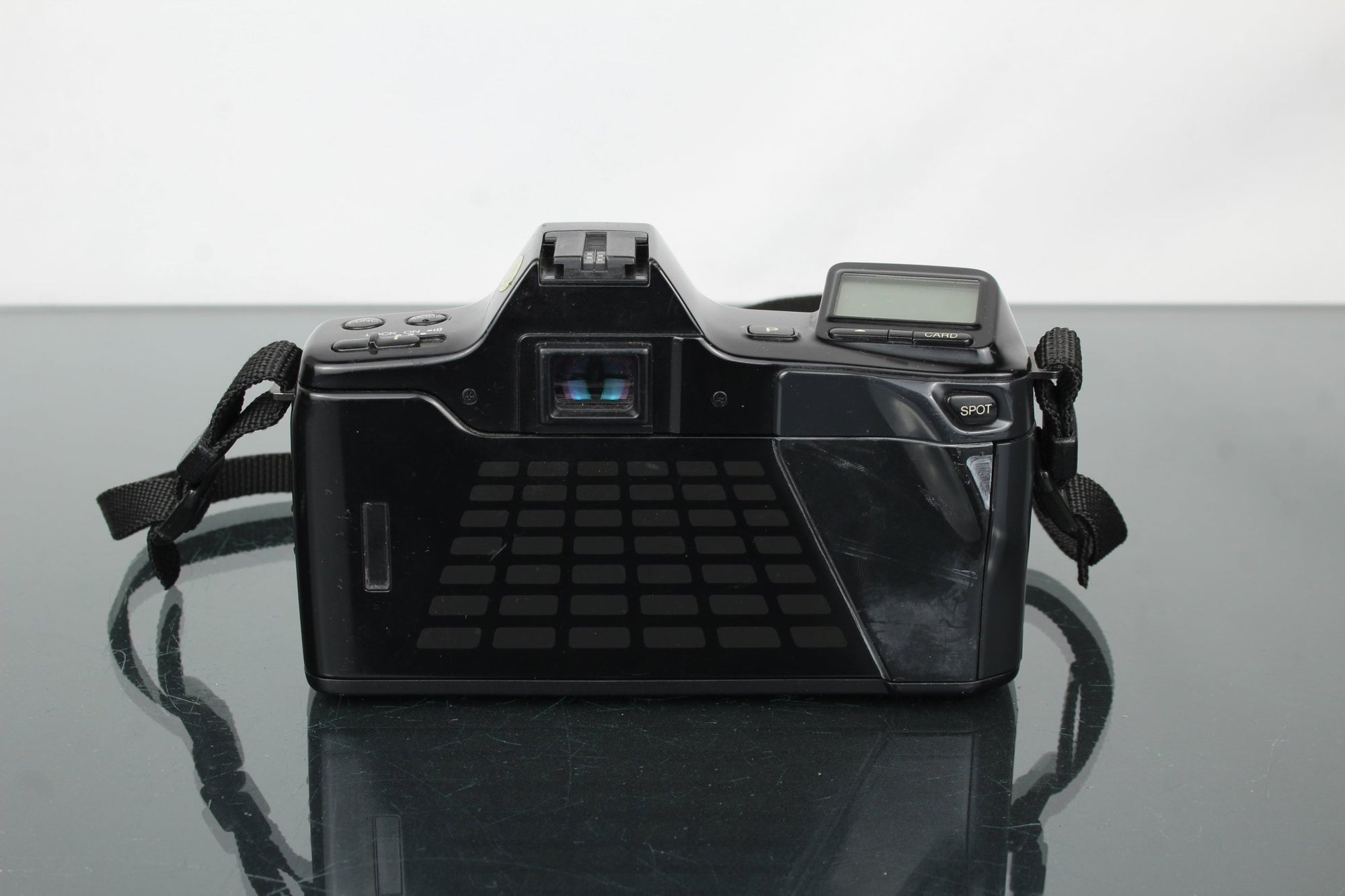 Minolta Dynax 7000i + Sigma 1:2.8 24mm lens - Dutch|Thrift