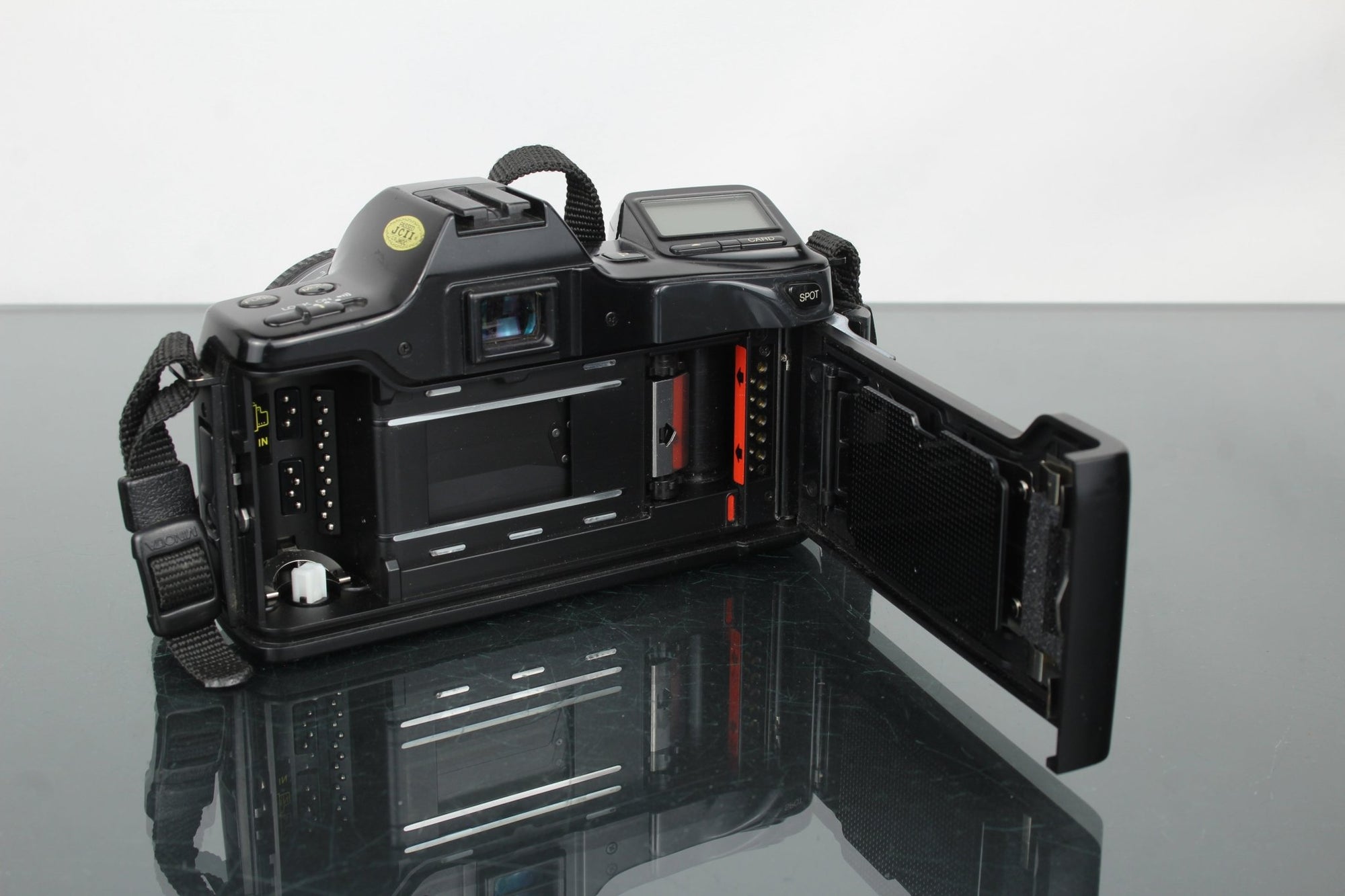 Minolta Dynax 7000i + Sigma 1:2.8 24mm lens - Dutch|Thrift