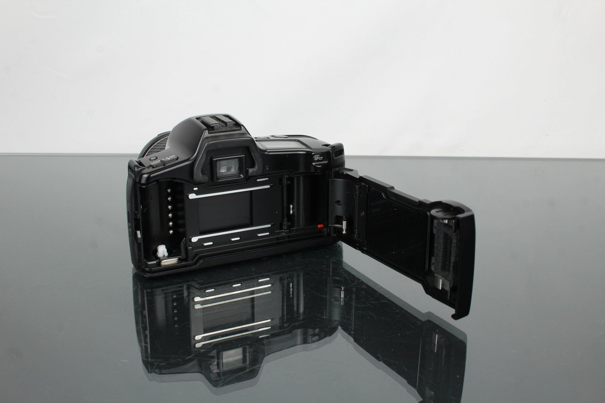 Minolta Dynax SP xi + Minolta AF Zoom 28 - 80mm lens - Dutch|Thrift