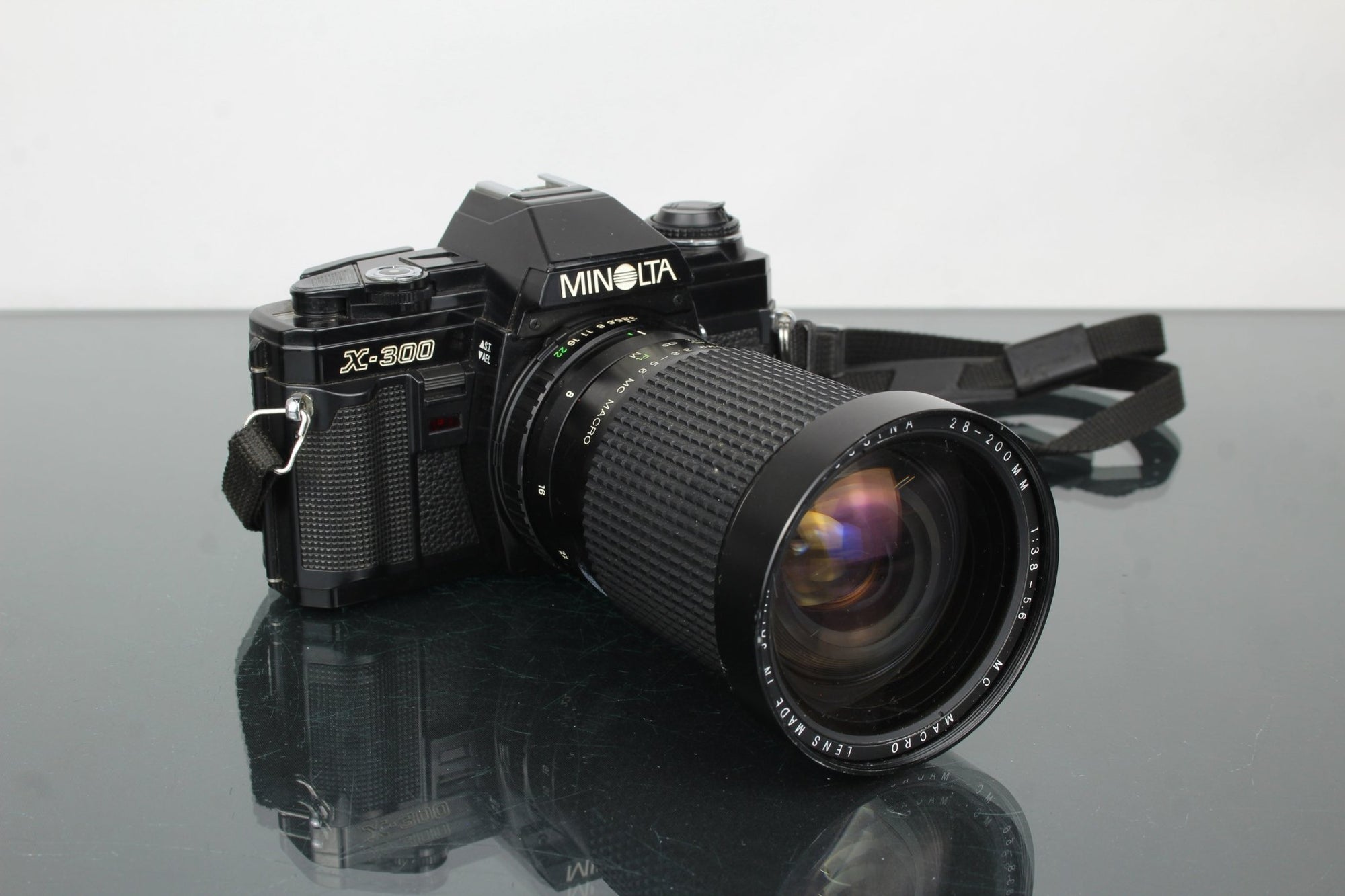 Minolta X - 300 + Cosina 28 - 200mm 1:3.8 - 5.6 - Dutch|Thrift