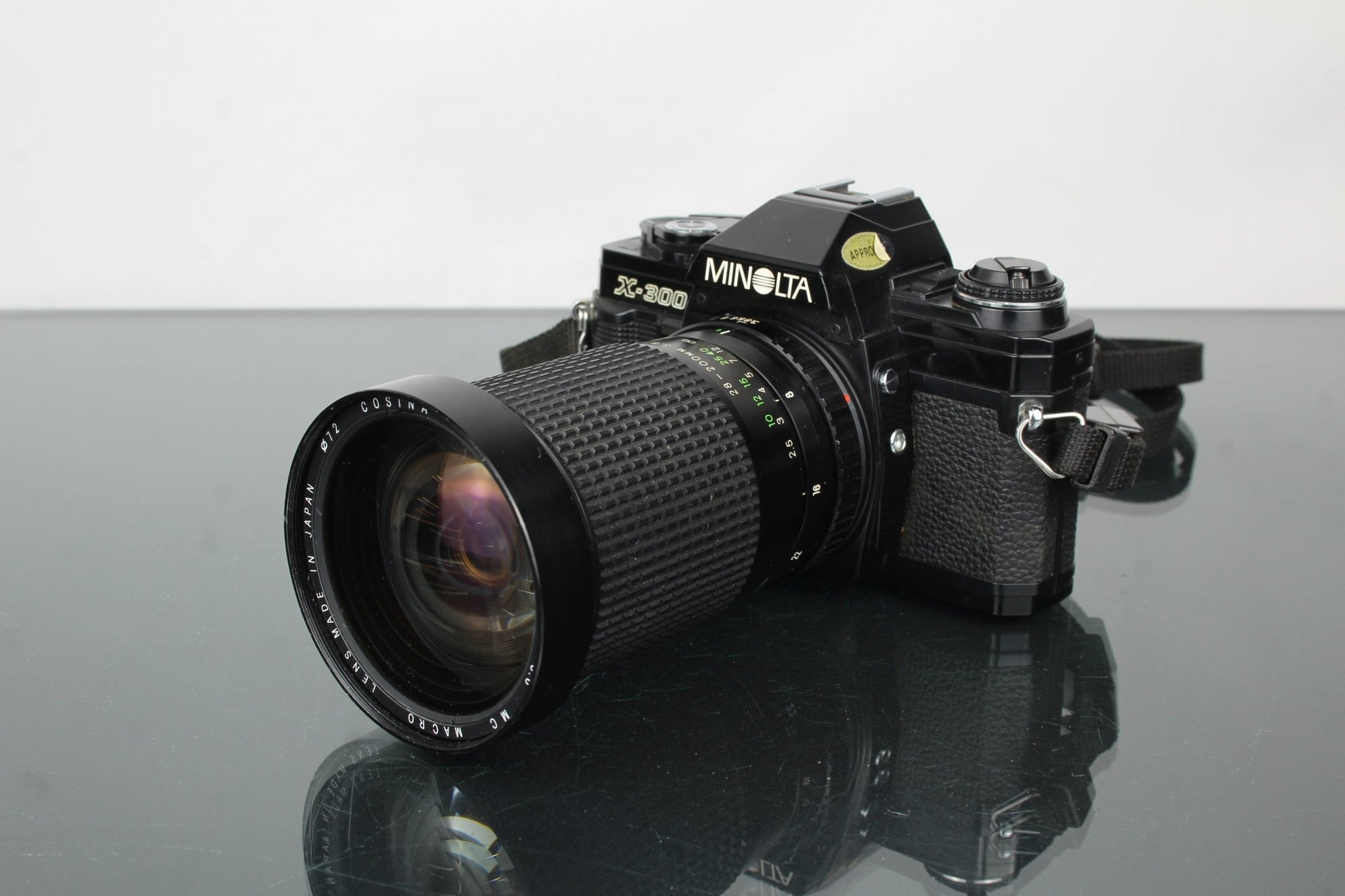 Minolta X - 300 + Cosina 28 - 200mm 1:3.8 - 5.6 - Dutch|Thrift