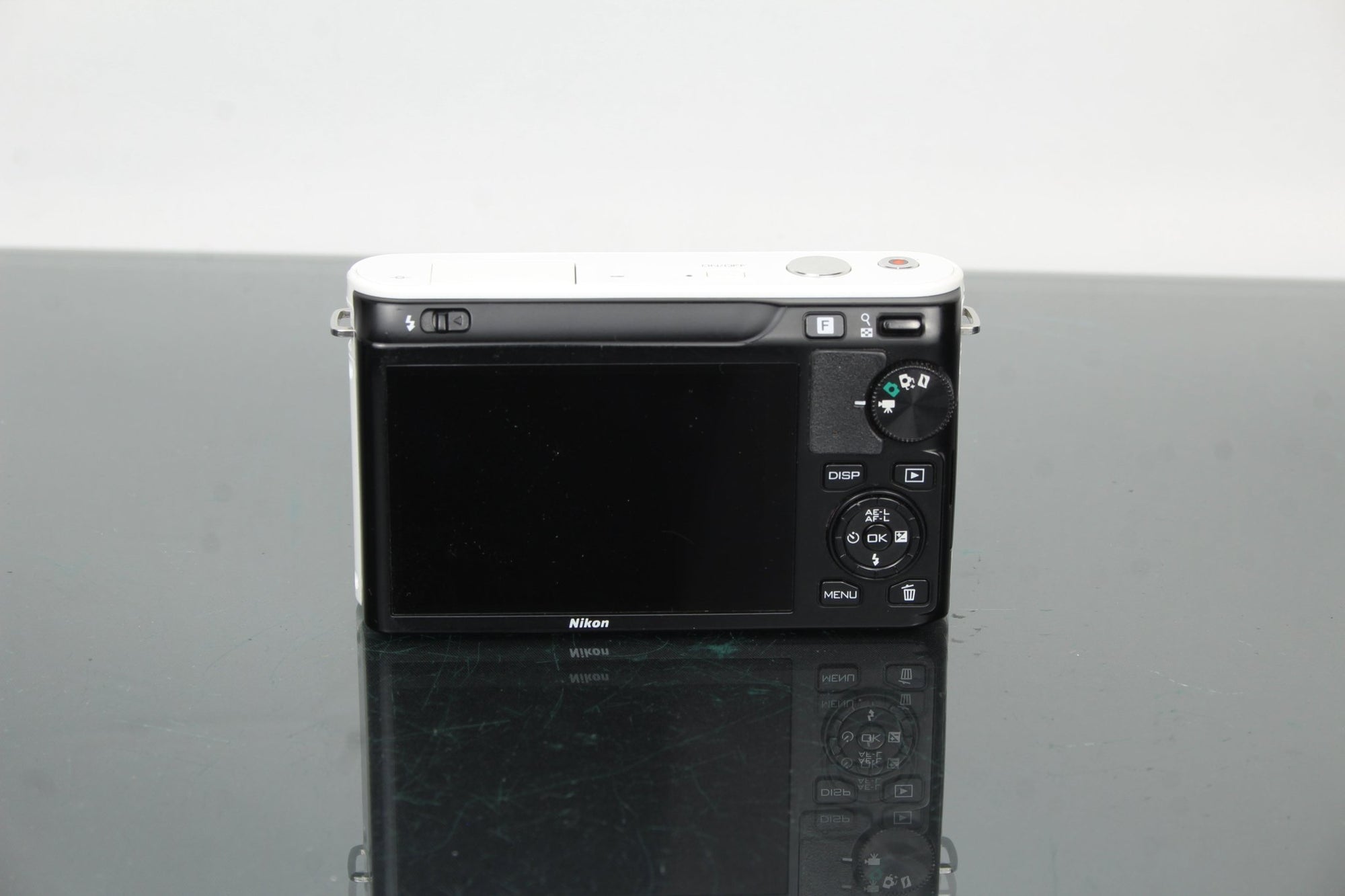 Nikon 1 J1 - Dutch|Thrift