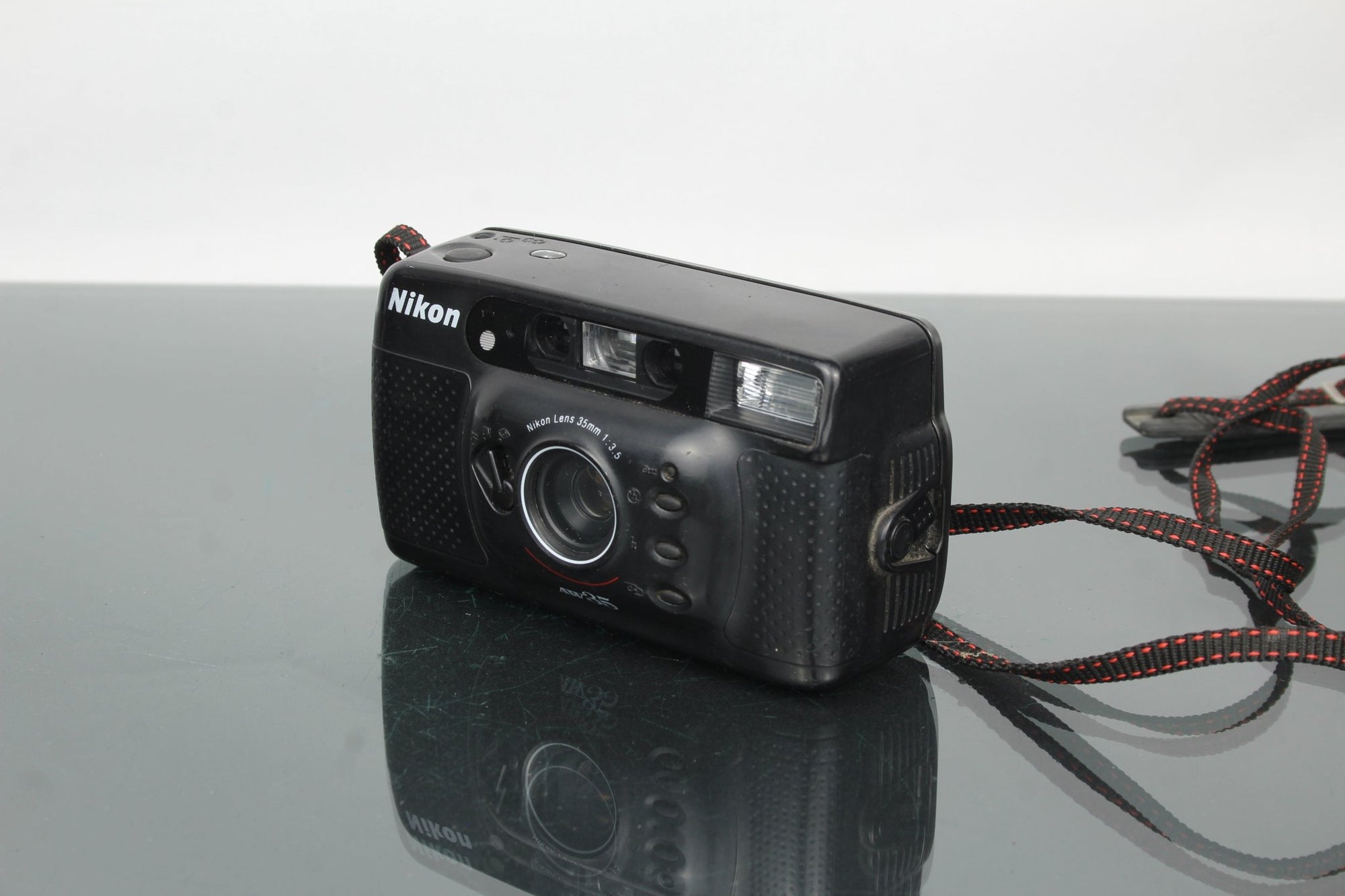 Nikon AW35 - Dutch|Thrift