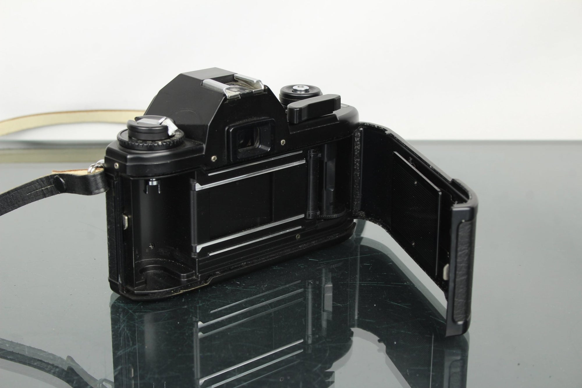 Nikon EM - Dutch|Thrift