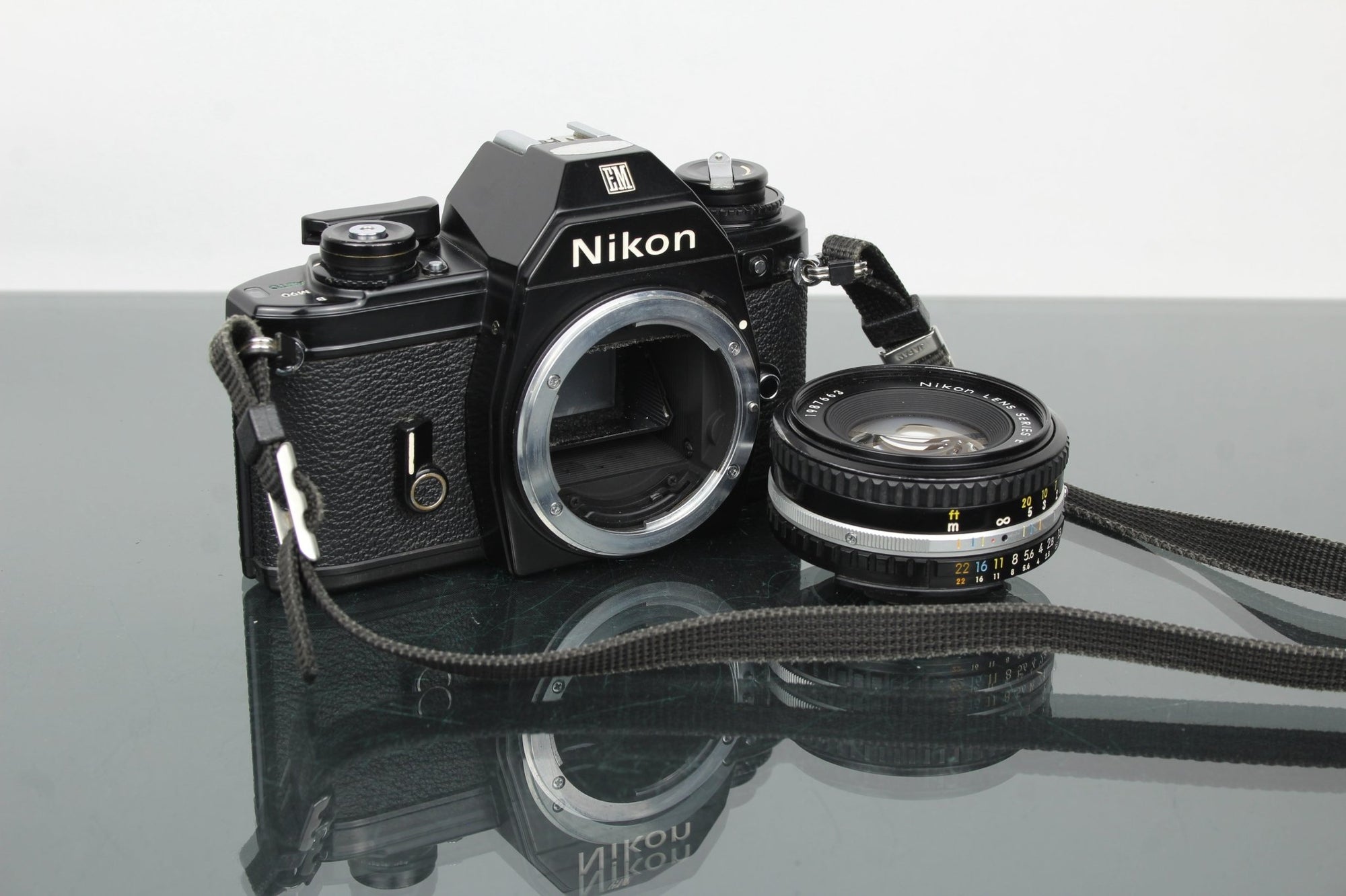 Nikon EM + 50mm 1:1.8 Series E lens - Dutch|Thrift