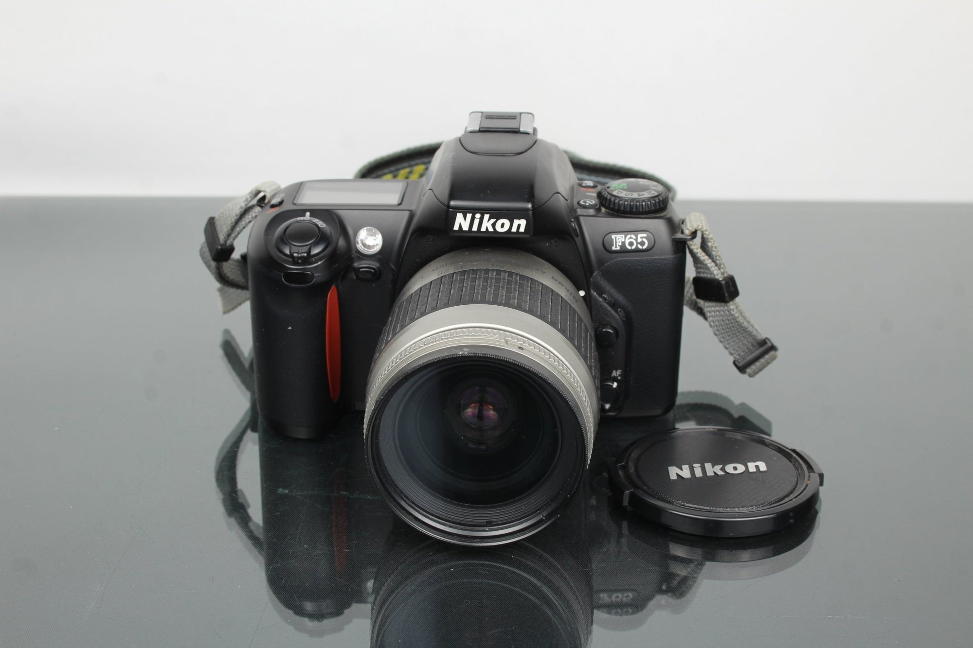Nikon F65 + AF Nikkor 28 - 80mm 1:3.3 - 5.6 G - Dutch|Thrift