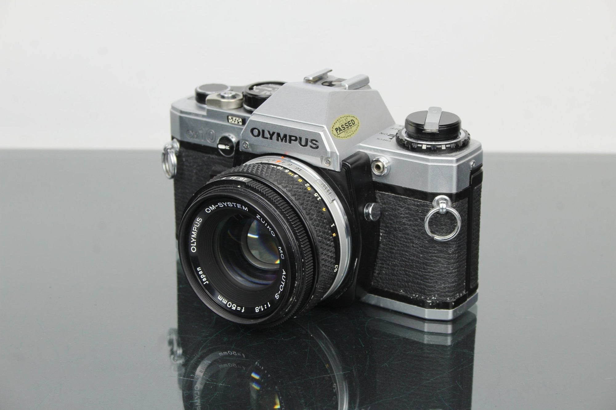 Olympus OM10 + OM Zuiko 50mm 1.8 lens - Dutch|Thrift