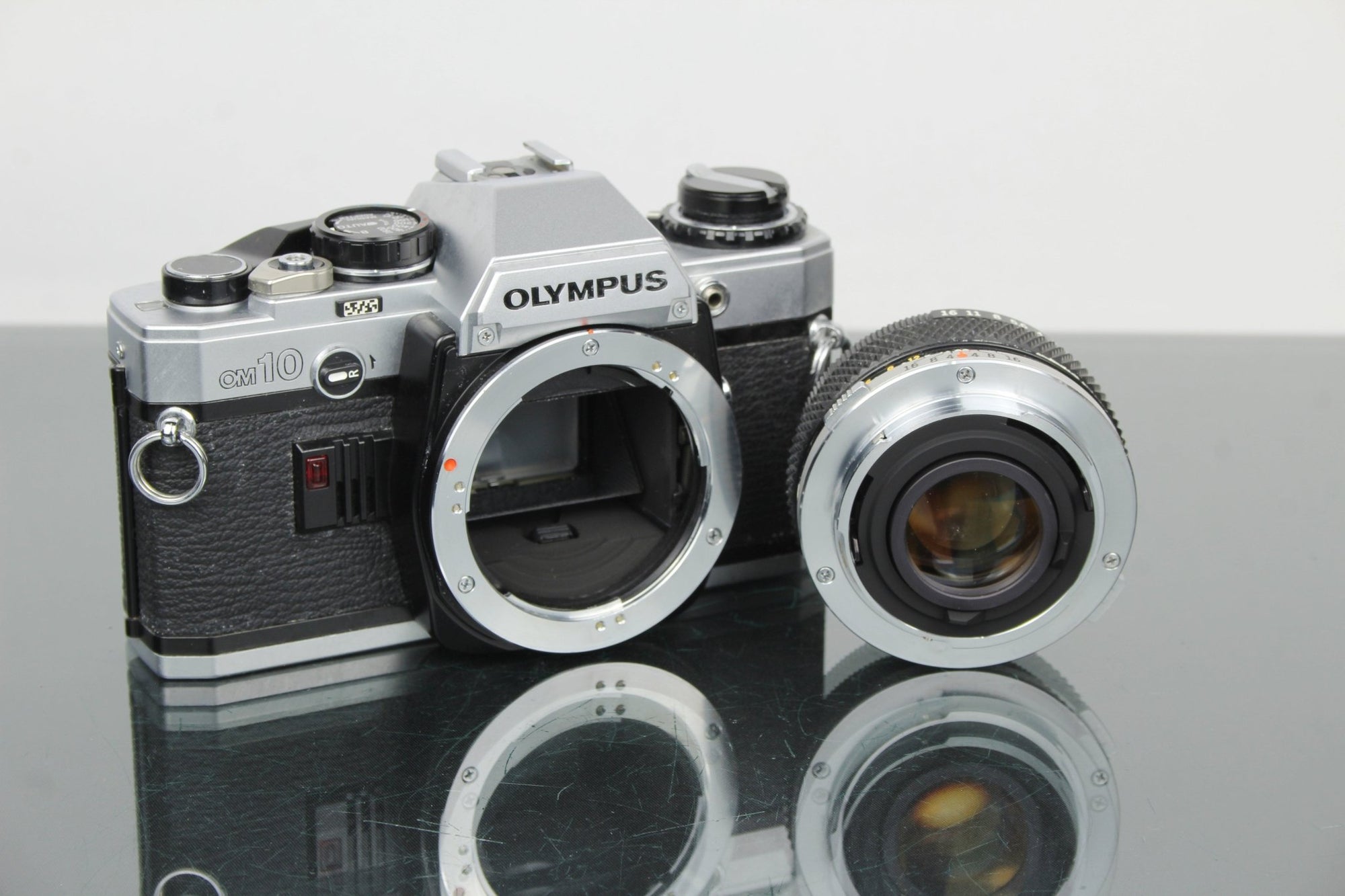 Olympus OM10 + OM Zuiko 50mm 1.8 lens - Dutch|Thrift