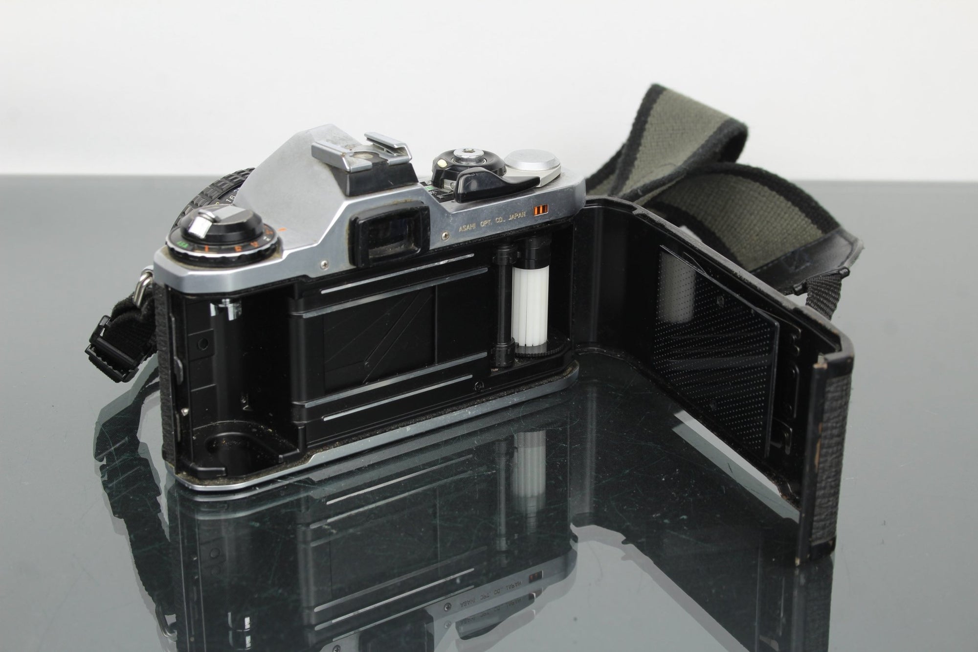 Pentax ME + Pentax - M 50mm 1.7 lens - Dutch|Thrift