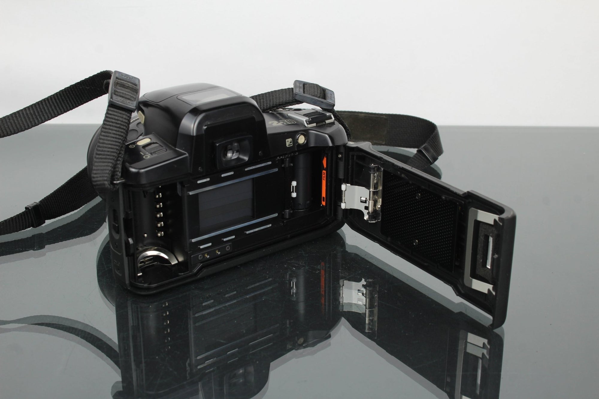 Pentax Z - 10 + 1:4 - 5.6 35 - 80mm lens - Dutch|Thrift