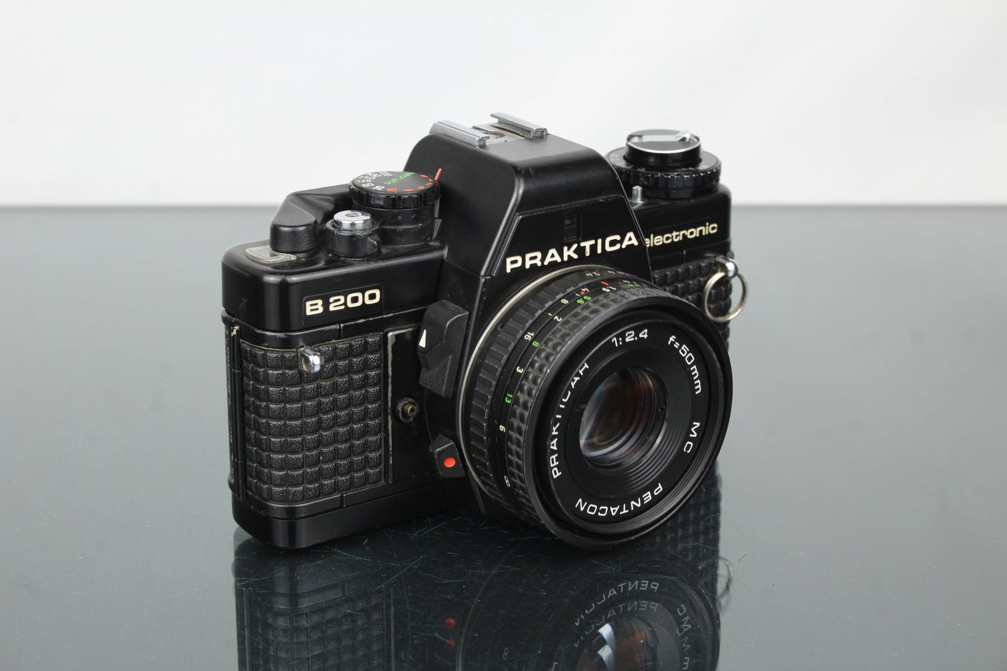 Praktica B 200 + Prakticar 50mm 1:2.4 lens - Dutch|Thrift
